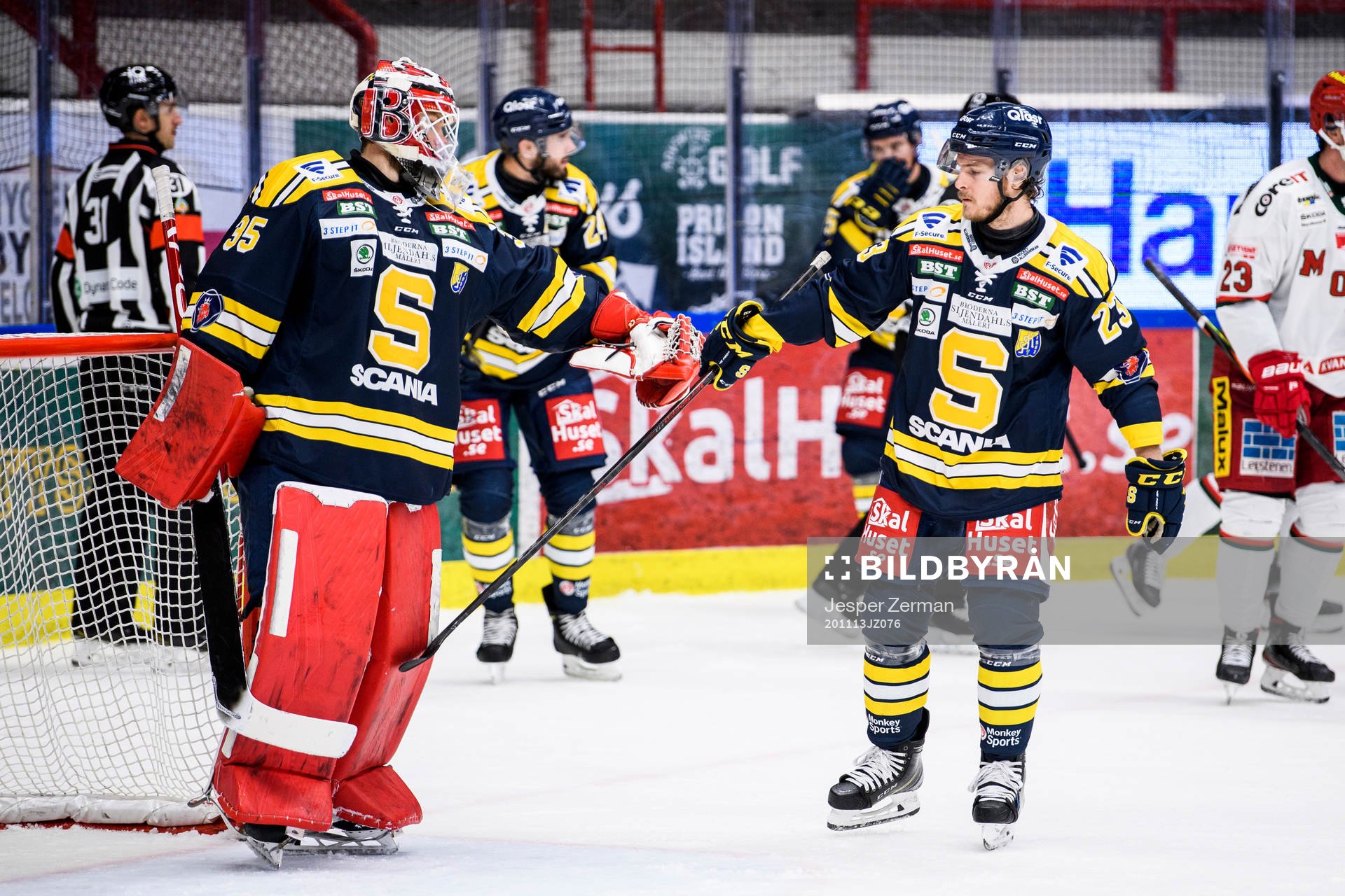 Södertäljes målvakt Filip Gustavsson och Bobbo Petersson
