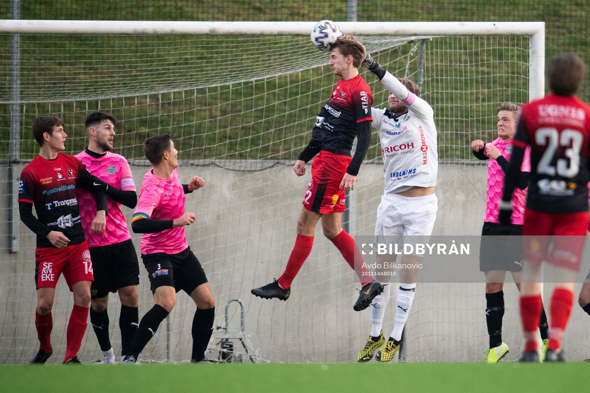 Trollhättans Markus Johansson nickar in 1-1 målet bakom