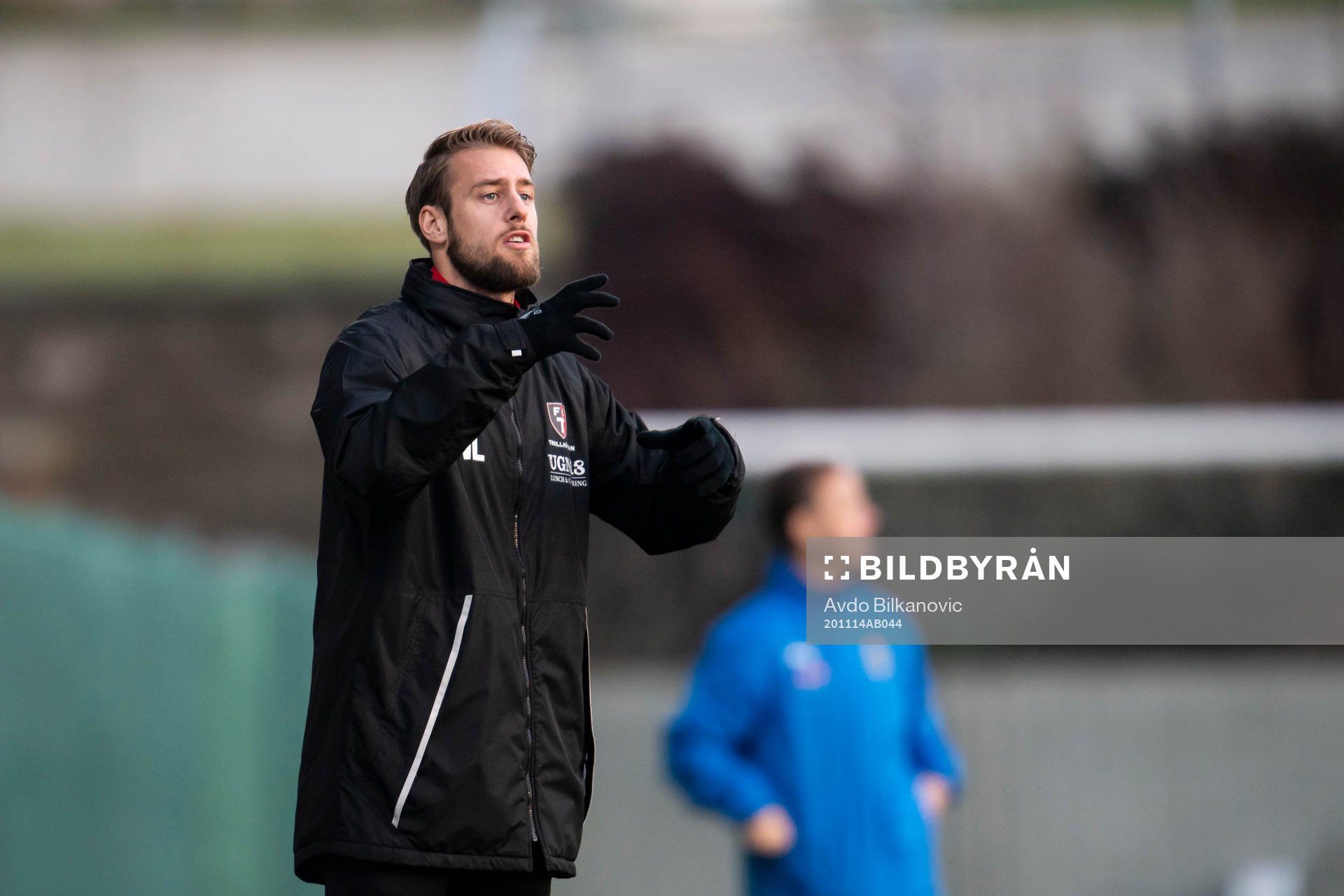 Trollhättans tränare Wiliam Lundin under fotbollsmatchen i Division 1 södra mellan Lunds BK och Trollhättan den 14 november 2020 i Lund.