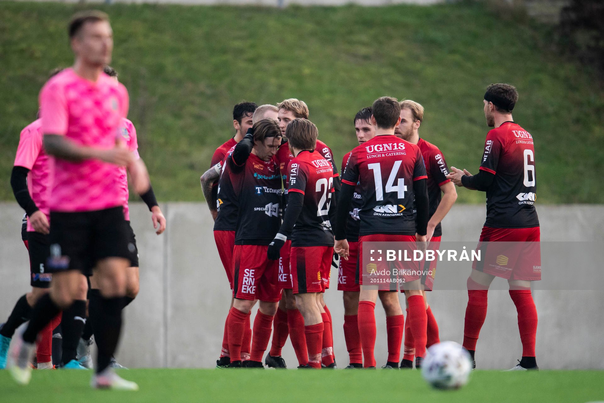 Trollhättans Markus Johansson jublar medan Lunds spelare