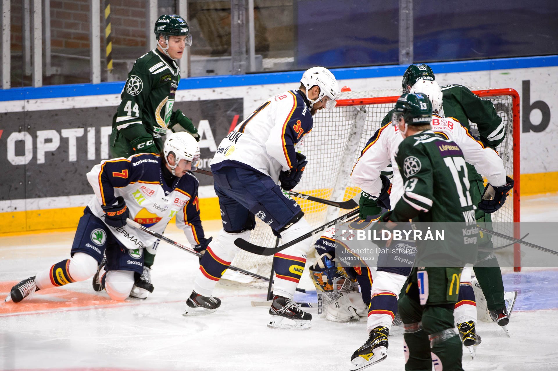 Djurgårdens Dick Axelsson och målvakt Niklas Svedberg