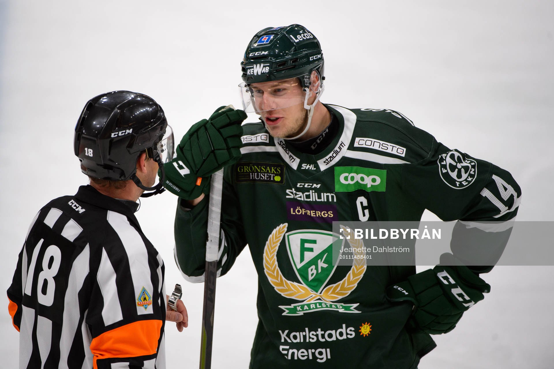 Färjestads Victor Ejdsell i samtal med Domare Mikael Nord