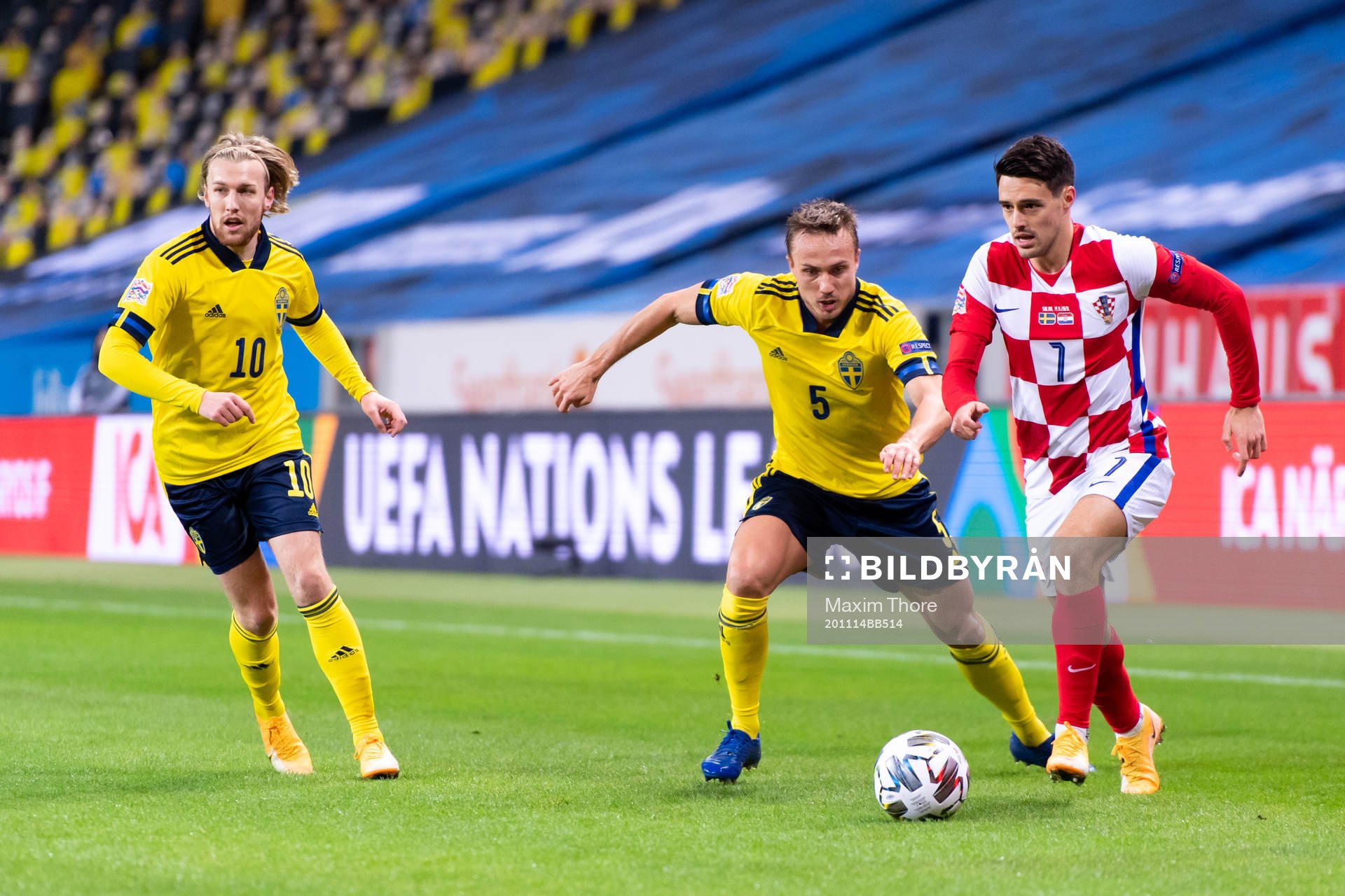 Emil Forsberg, Pierre Bengtsson of Sweden and Josip Brekalo