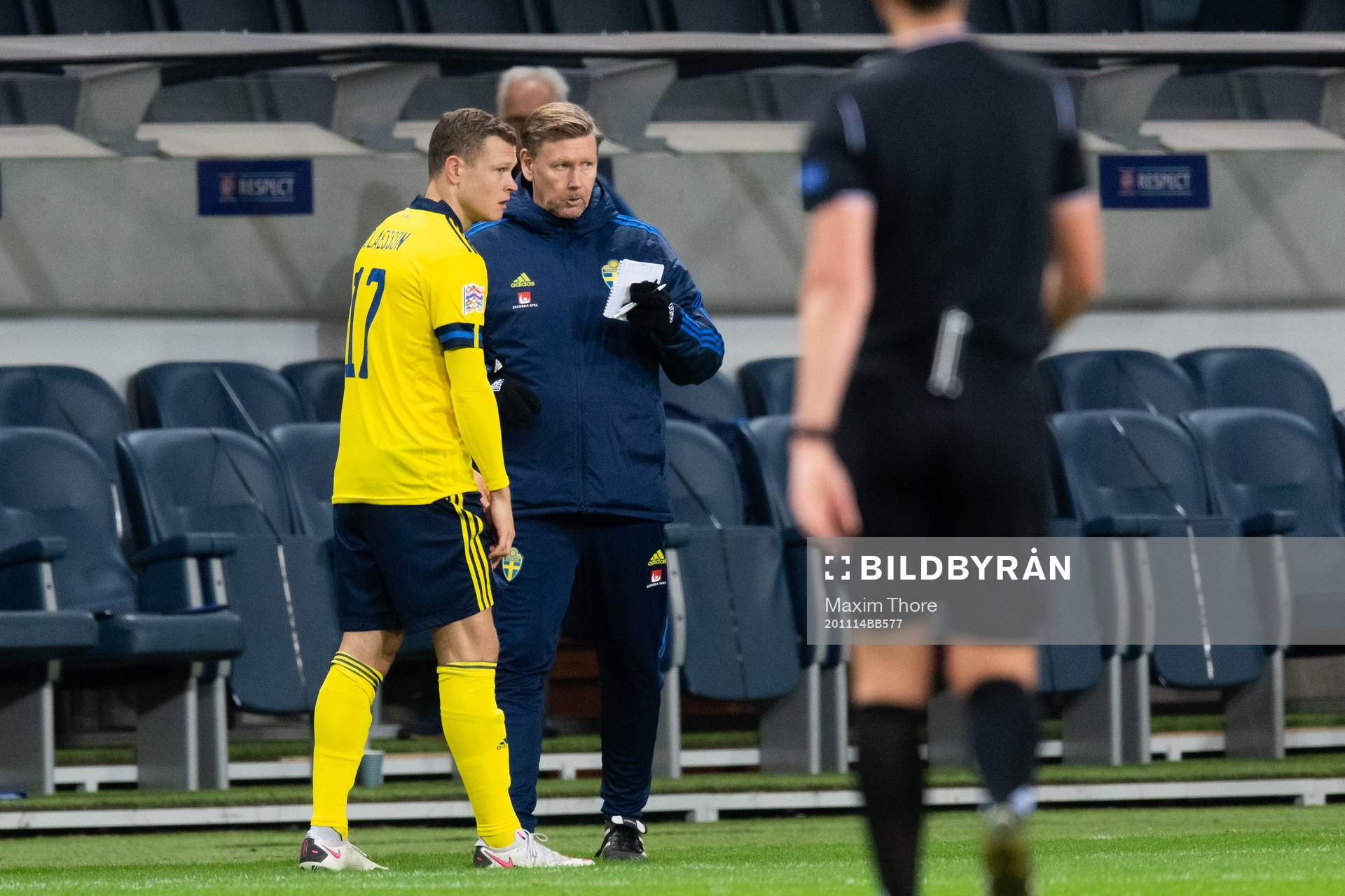 Viktor Claesson talks to Peter Wettergren, head coach of