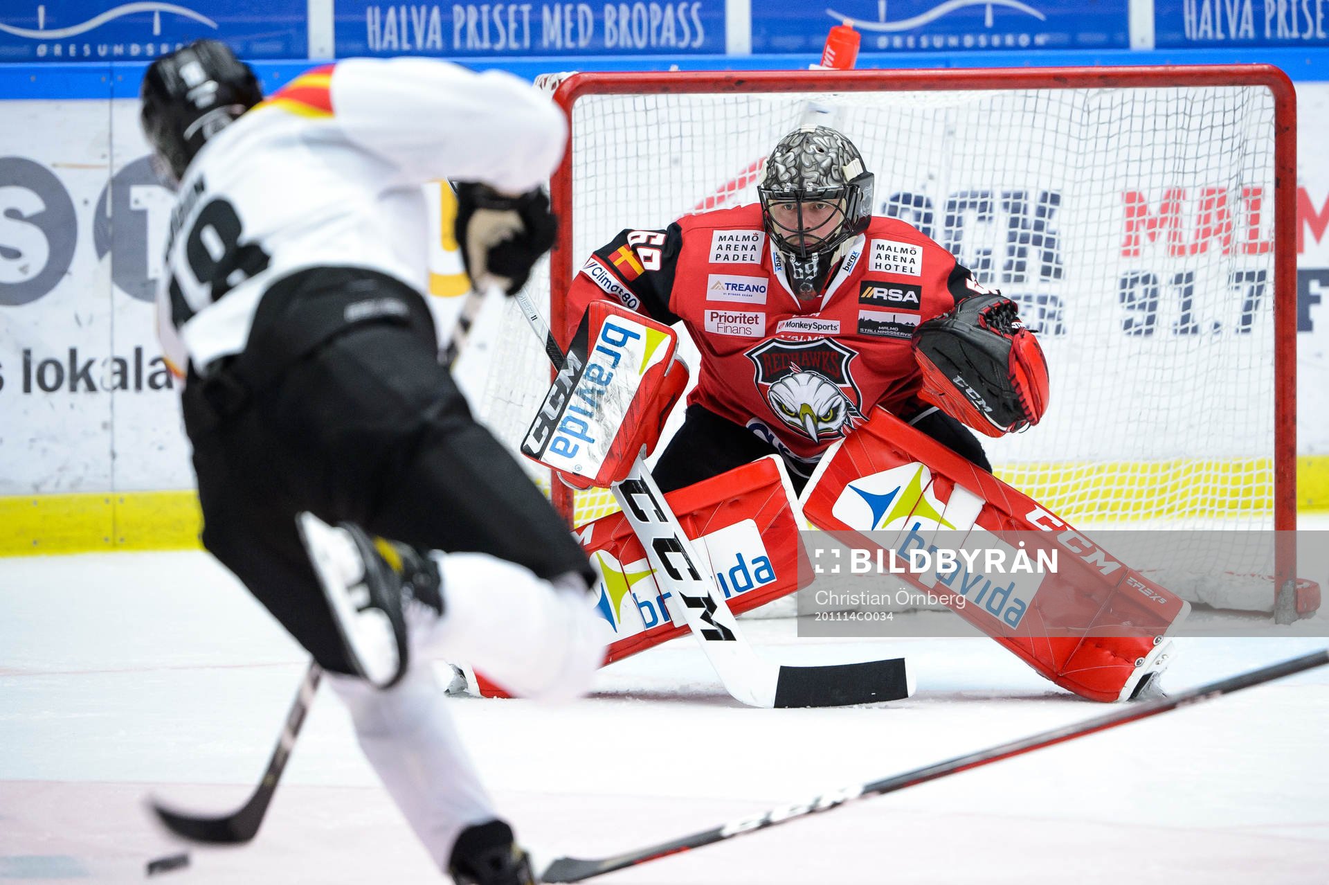 Brynäs Anton Rödin och Malmö Redhawks målvakt Oscar