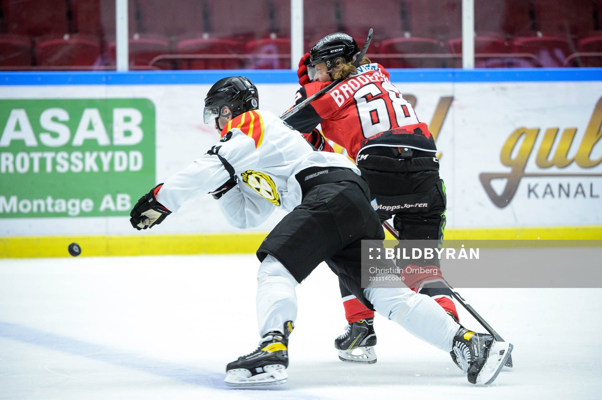 Brynäs Greg Scott i en situation med Malmö Redhawks Adam
