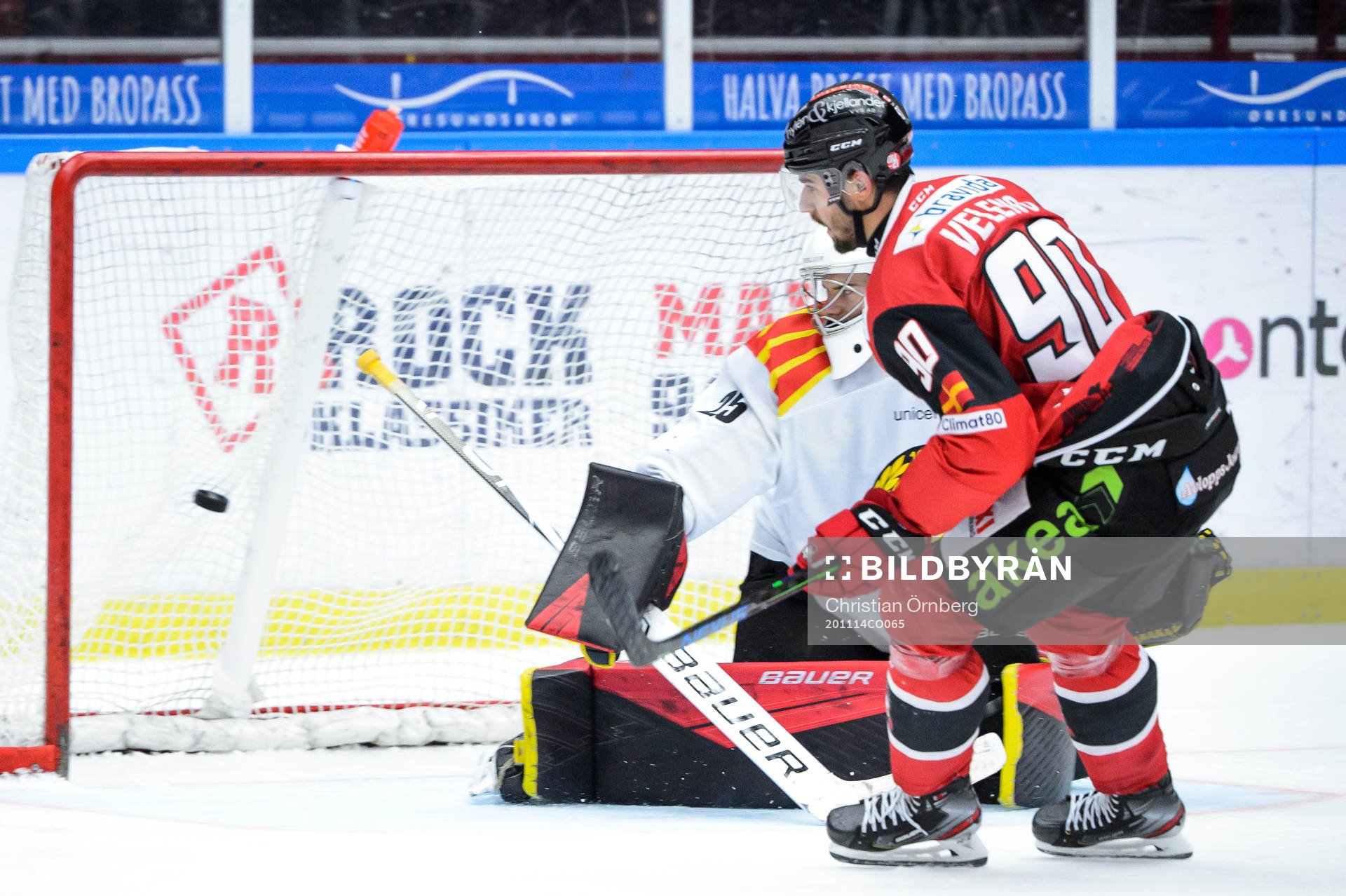 Malmö Redhawks Joe Veleno gör 6-2 bakom Brynäs målvakt