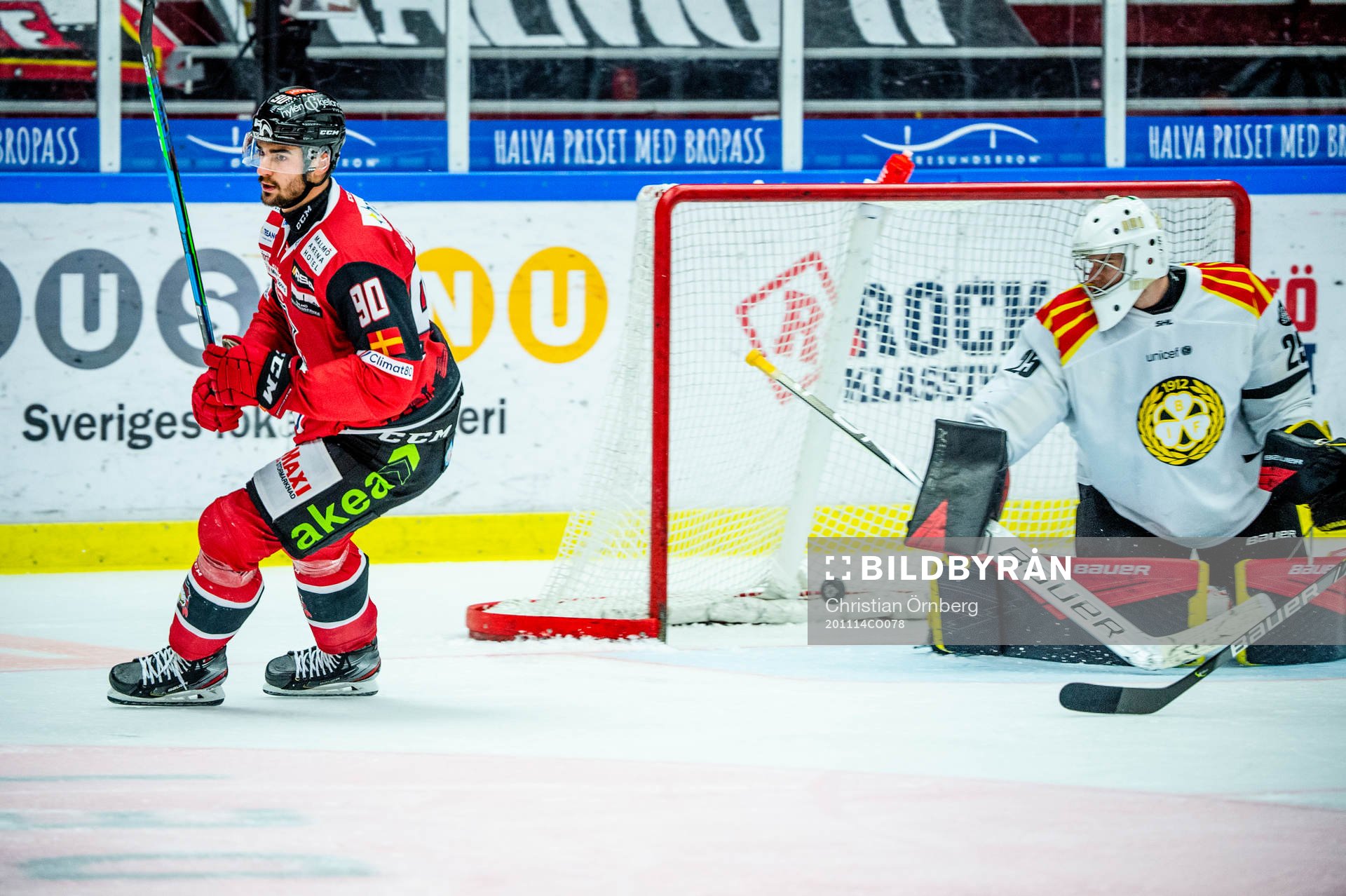 Malmö Redhawks Joe Veleno gör mål på Brynäs målvakt
