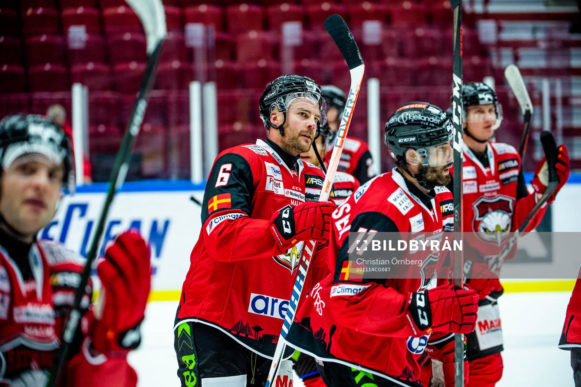Malmö Redhawks Patrik Hersley jublar med lagkamraterna