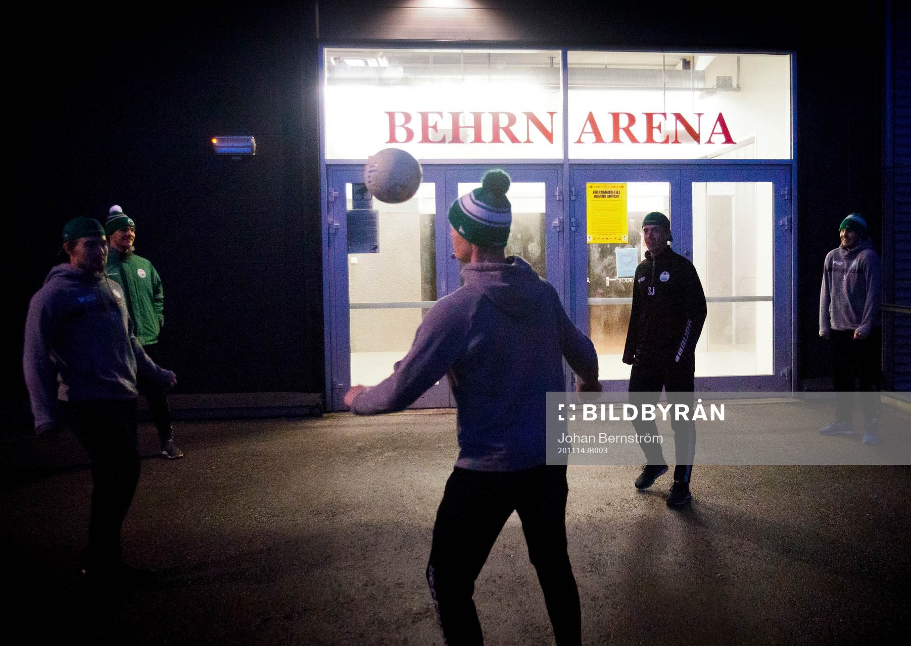 Röglespelarna värmer upp med fotboll