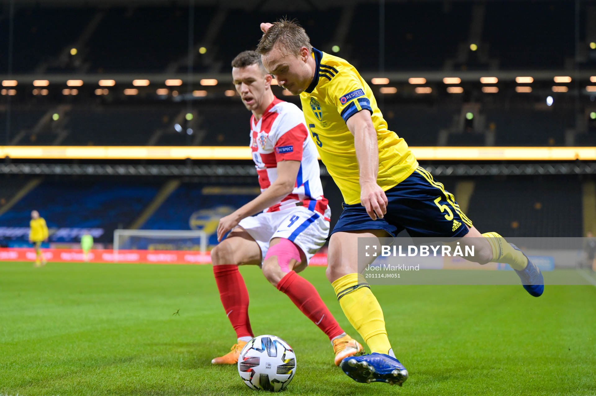 Ivan Perisic of Croatia and Pierre Bengtsson of Sweden