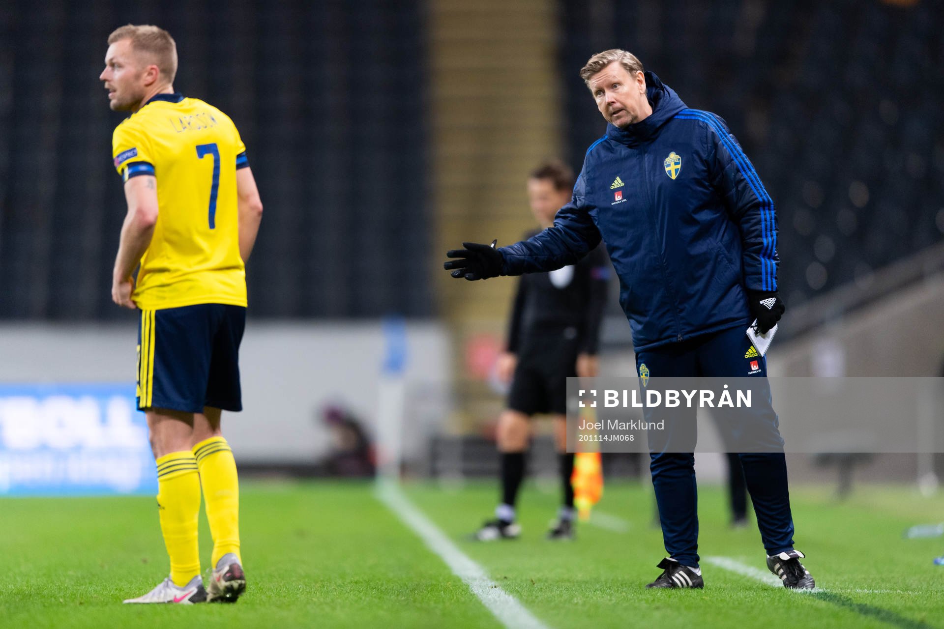 Sebastian Larsson talks to Peter Wettergren, head coach of