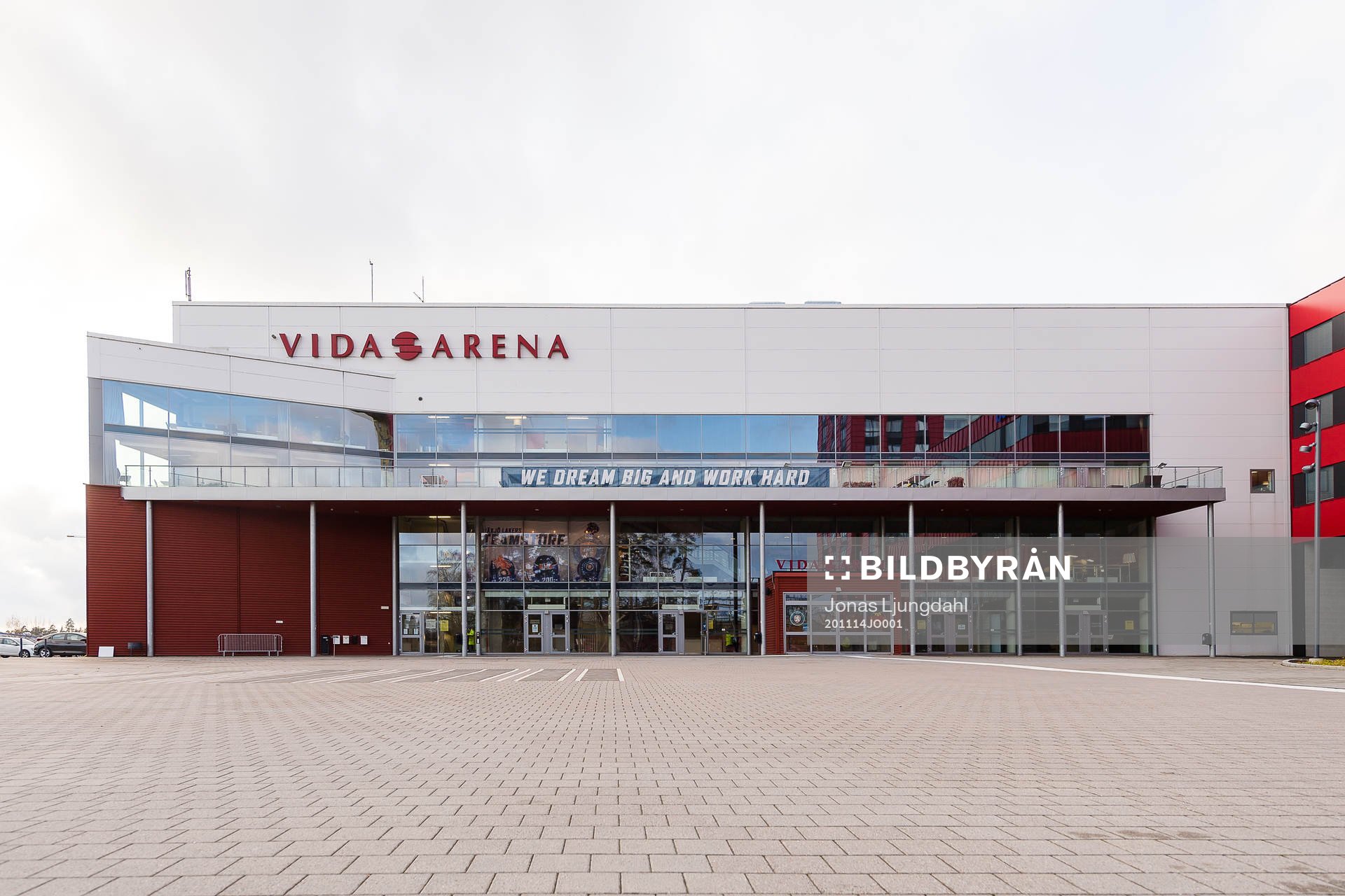 Exteriör vy av Vida arena före ishockeymatchen i SHL