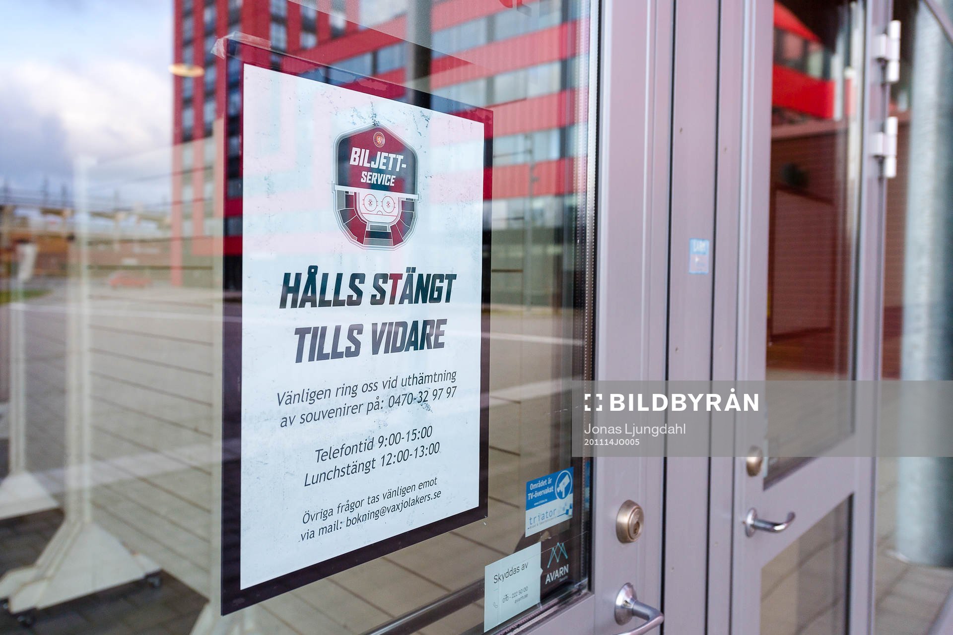Stängd biljettservice före ishockeymatchen i SHL mellan