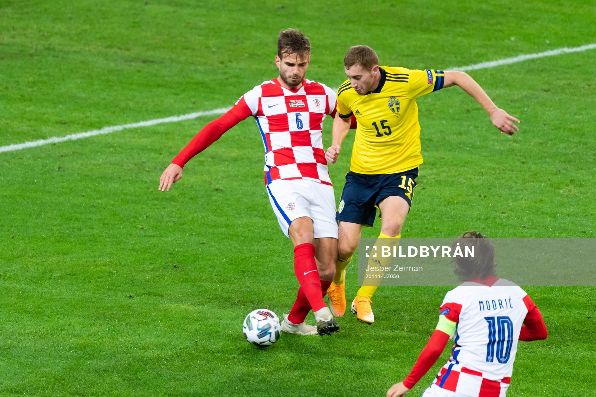 Marin Pongracic of Croatia and Dejan Kulusevski of Sweden