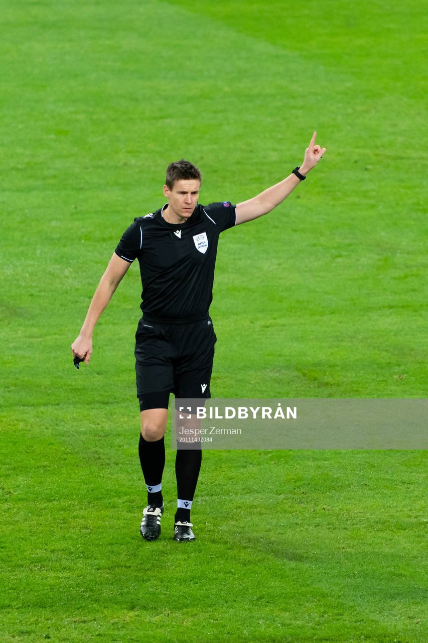 Referee Daniel Siebert
