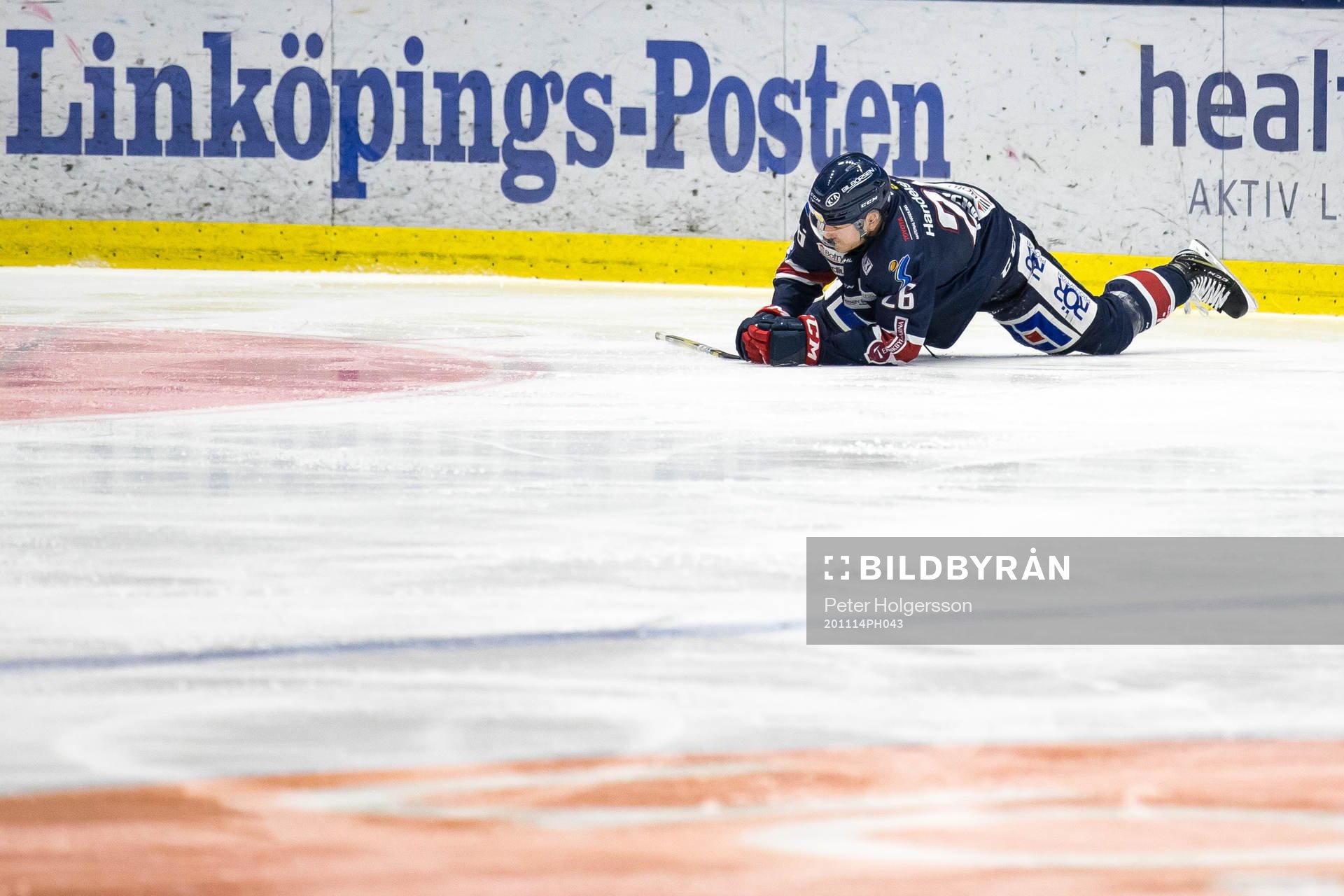 Linköpings Hampus Larsson har ont