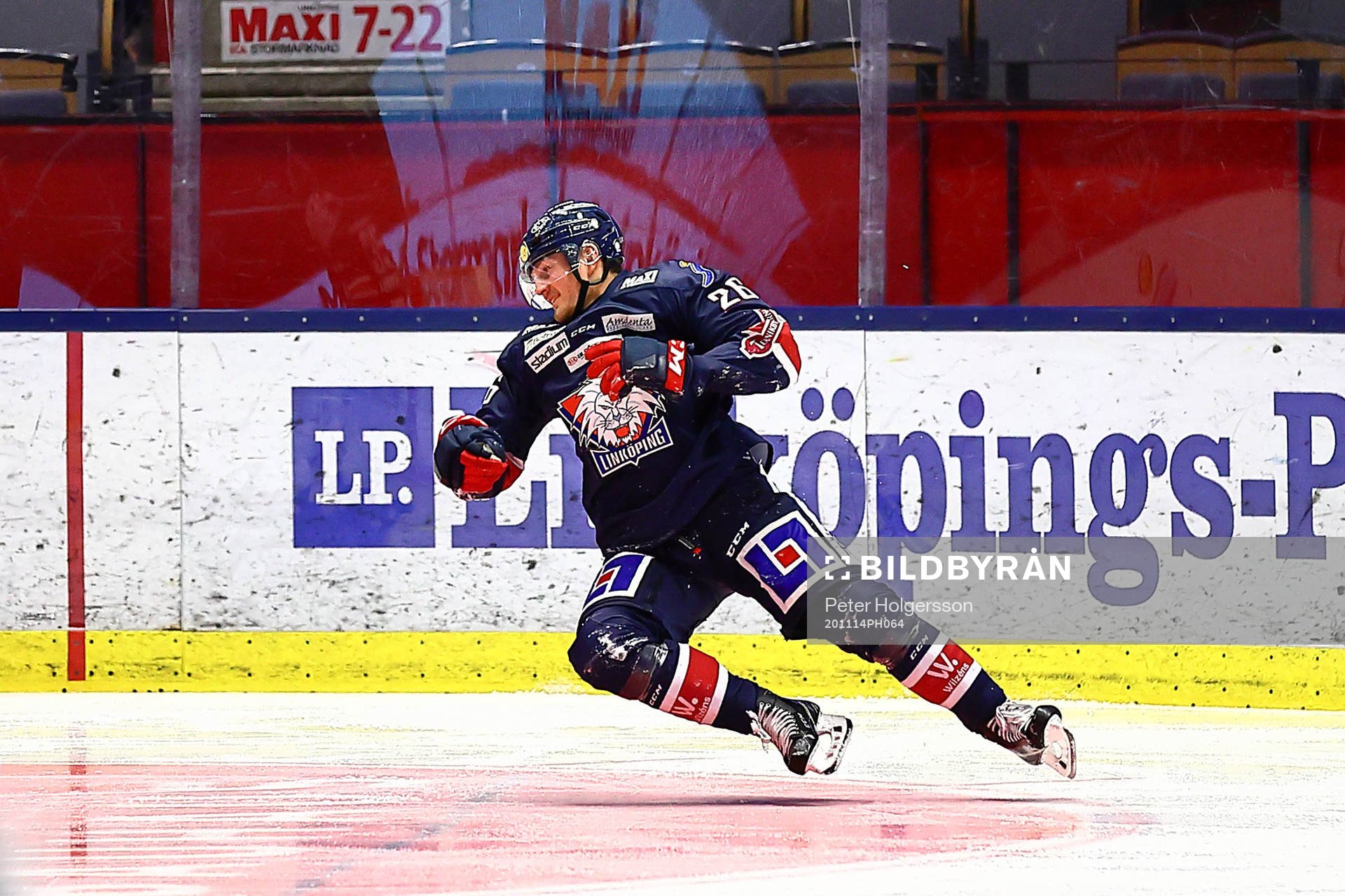 Linköpings Hampus Larsson faller och klarar inte att stå