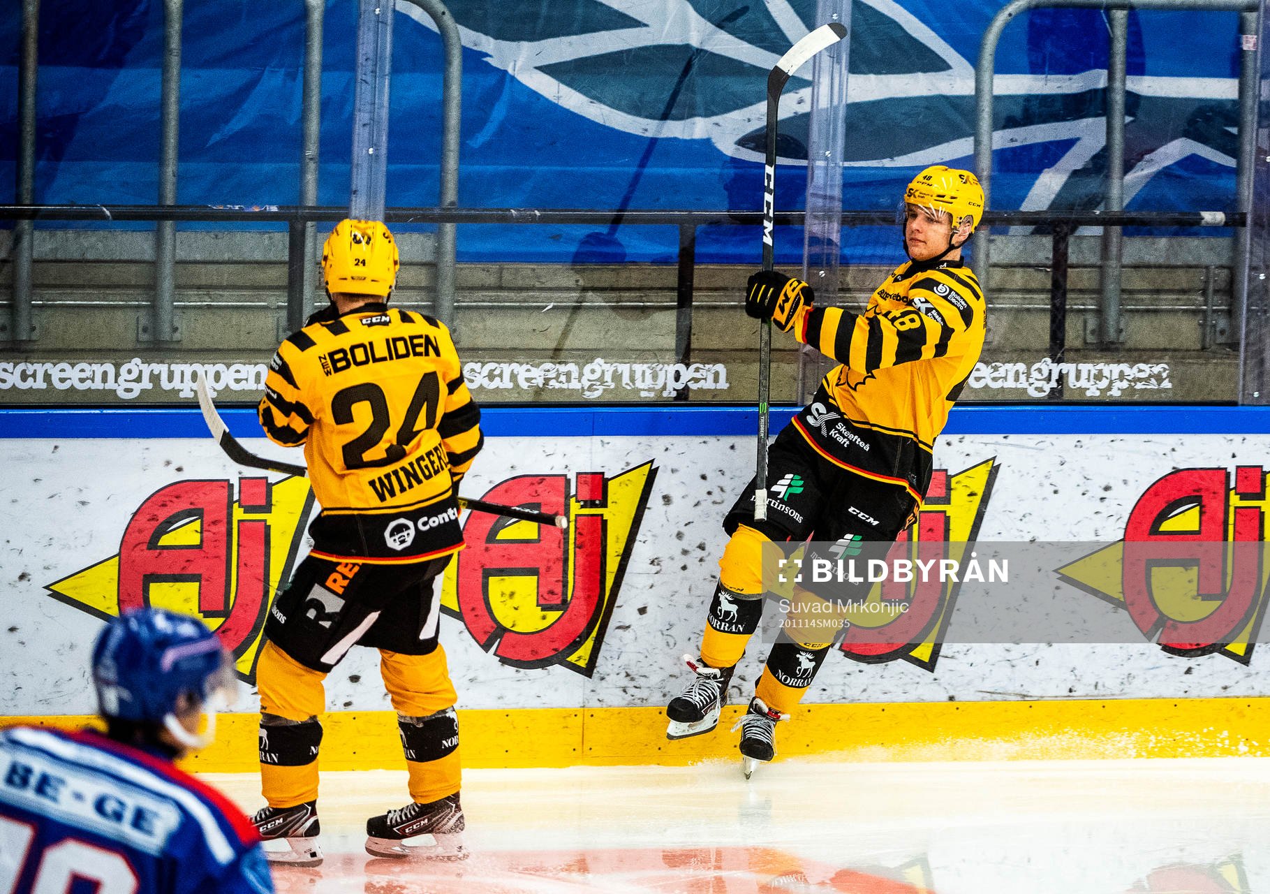 Skellefteås Jonatan Berggren och Andreas Wingerli jublar