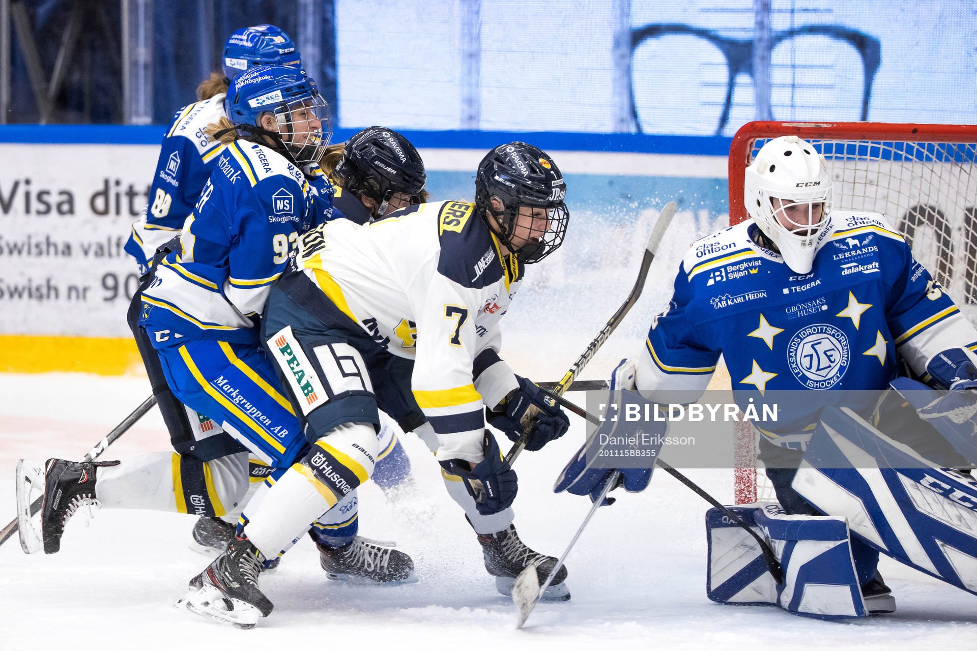 s Thea Johansson oroar framför Leksands Sarah Foster och