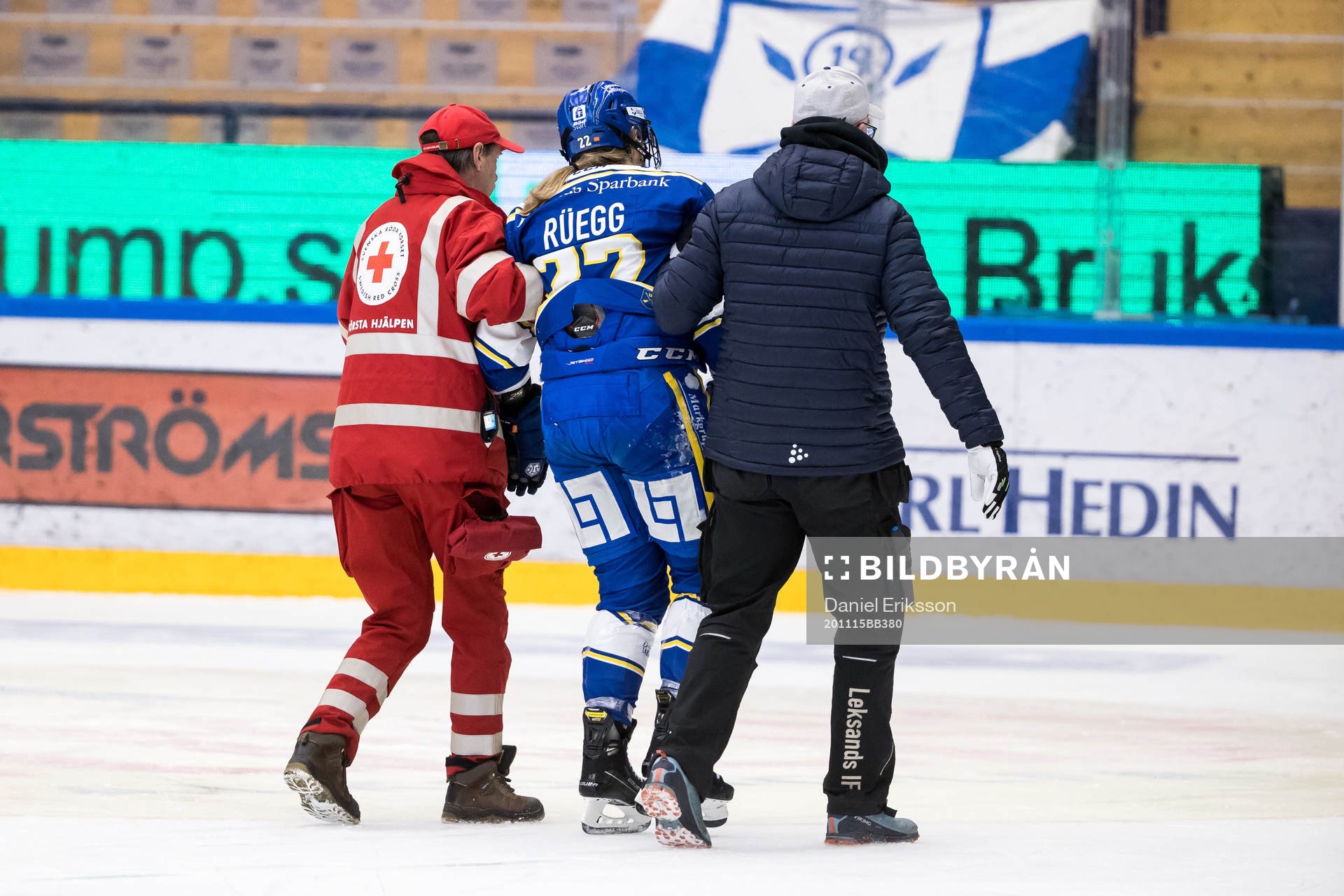 Leksands Dominique Rüegg skadad och  får hjälp av isen