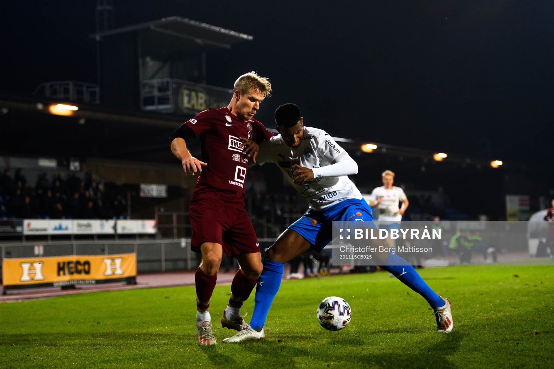 Landskronas Linus Olsson och Värnamos Bernardo Vilar Estevao Jeronimo under fotbollsmatchen i Division 1 södra mellan Värnamo och Landskrona den 15 november 2020 i Värnamo.