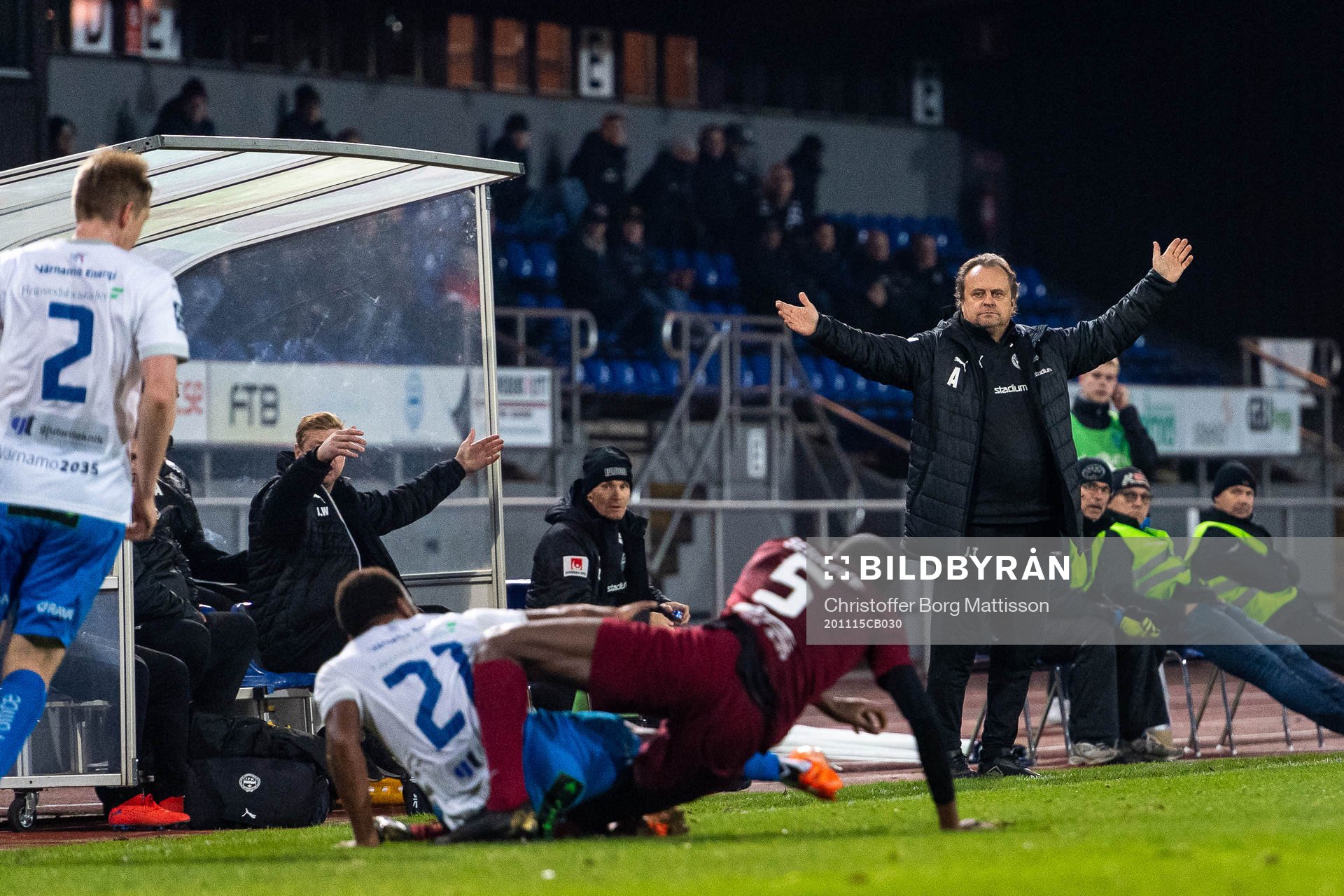 Värnamos tränare Jonas Thern reagerar