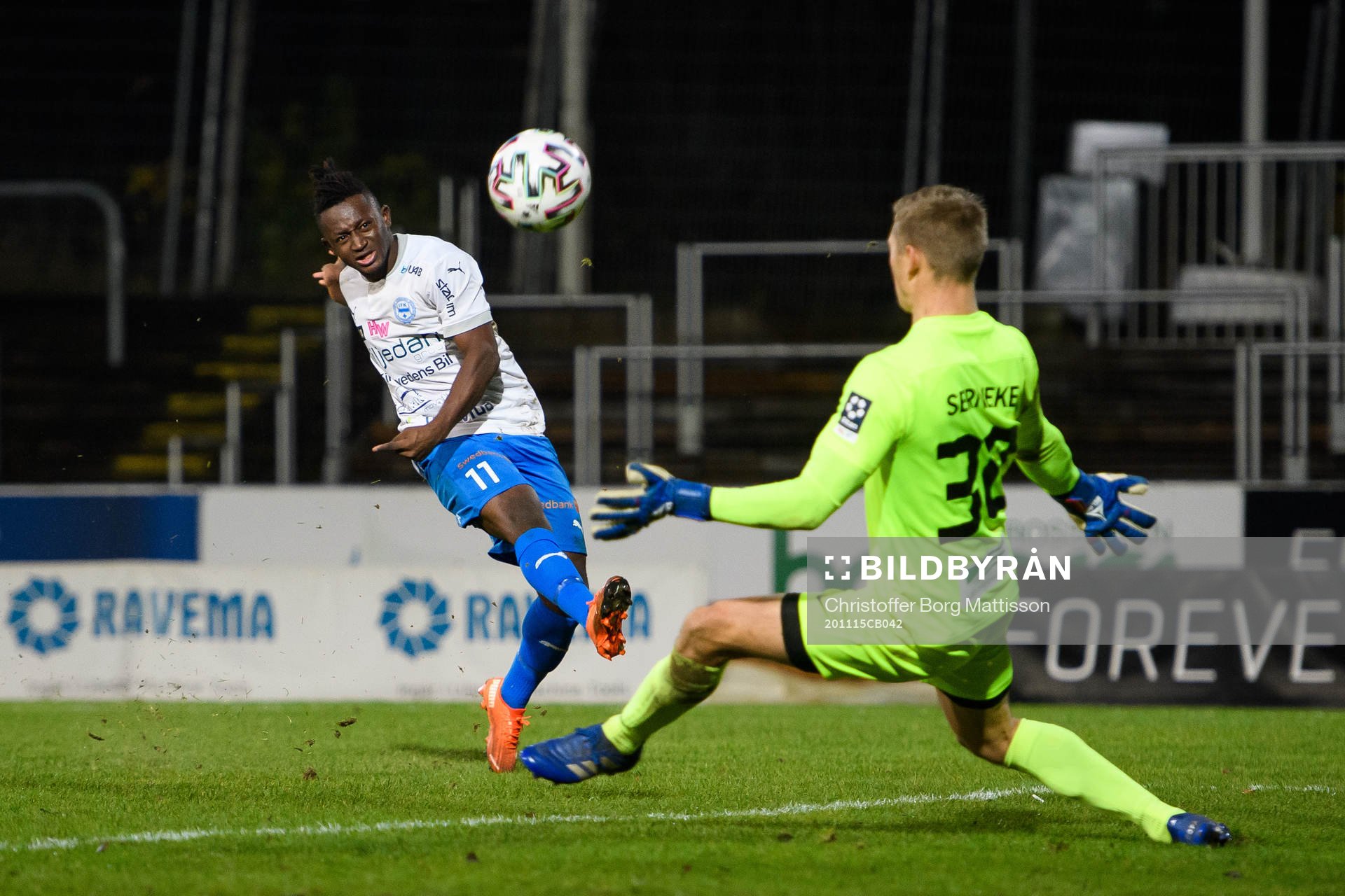 Värnamos Michael Kargbo och Landskronas målvakt Philip