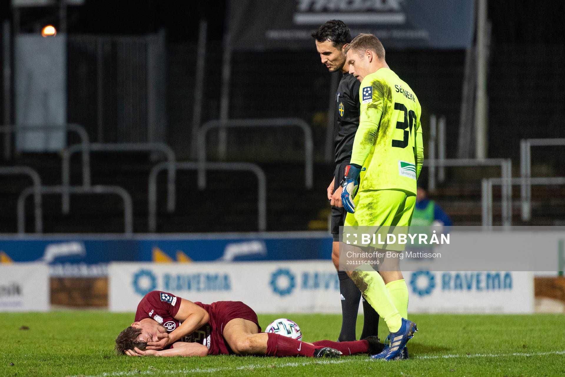 Landskronas Robin Hofsö har ont under fotbollsmatchen i Division 1 södra mellan Värnamo och Landskrona den 15 november 2020 i Värnamo.