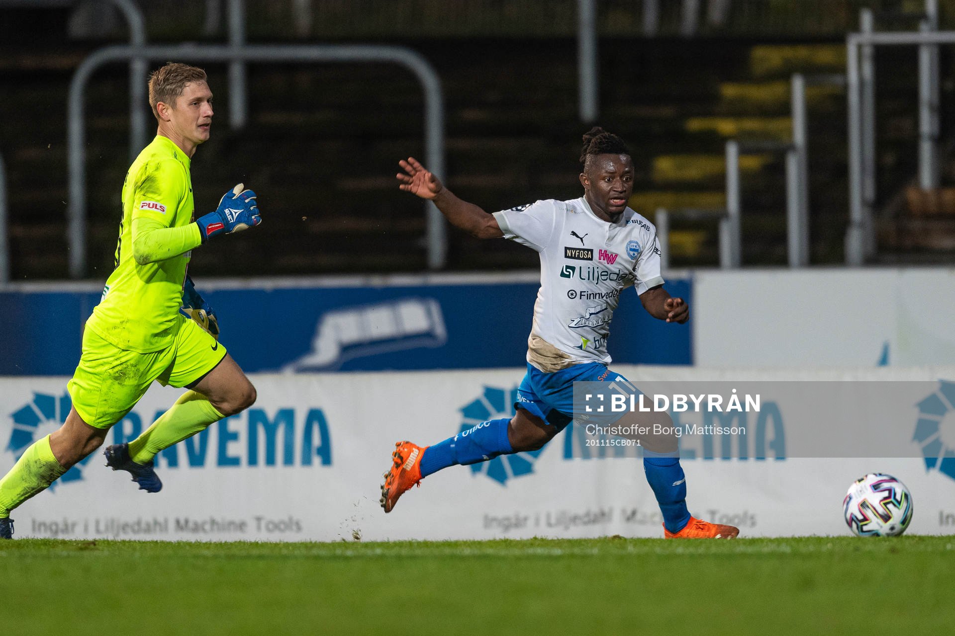 Värnamos Michael Kargbo jagas av Landskronas målvakt