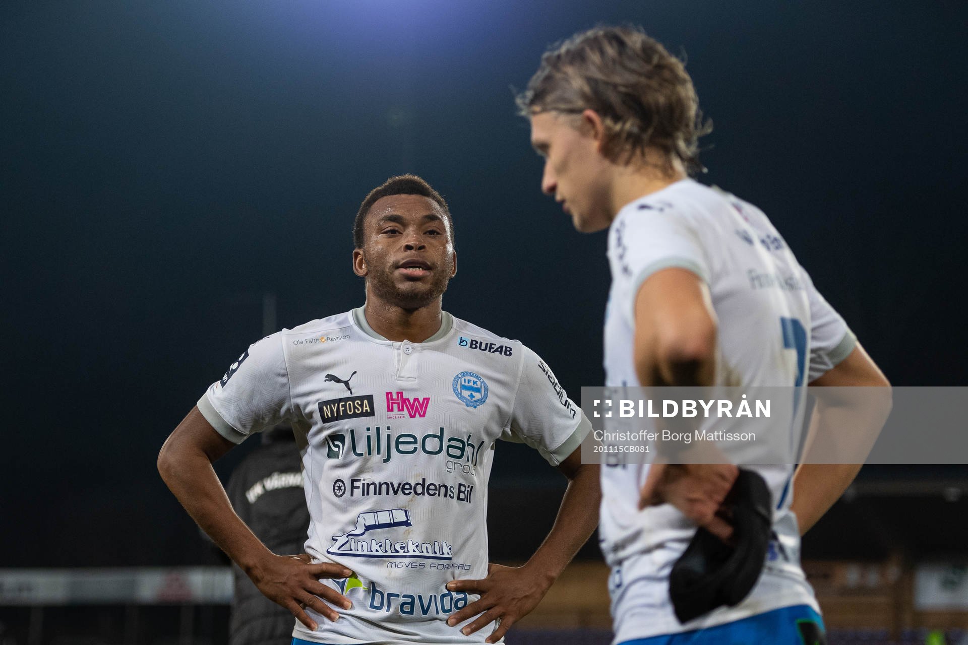 Värnamos Abdussalam Magashy och Charlie Vindehall efter fotbollsmatchen i Division 1 södra mellan Värnamo och Landskrona den 15 november 2020 i Värnamo.