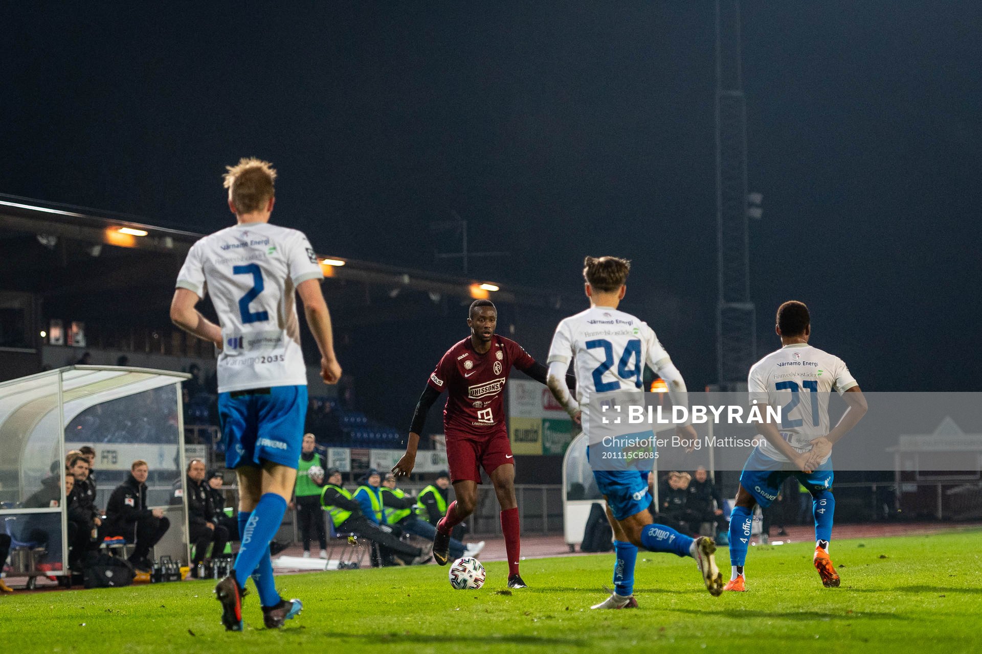 Landskronas Herve Prudence Nshimirimana mot Värnamos Francis de Vries, Edvin Becirovic och Abdussalam Magashy under fotbollsmatchen i Division 1 södra mellan Värnamo och Landskrona den 15 november 2020 i Värnamo.