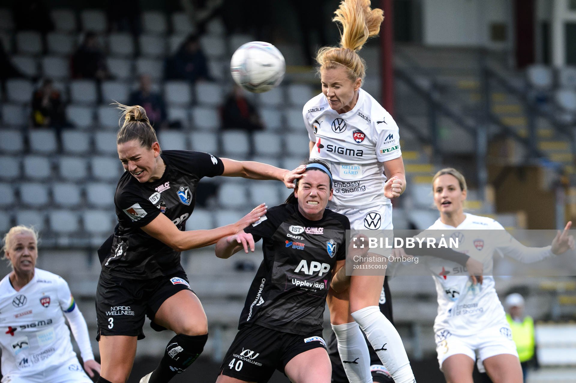Rosengårds Glodis Perla Viggosdottir i en luftduell med Växjös Jennie Nordin och Phobe Lynch McClernonunder fotbollsmatchen i Damallsvenskan mellan FC Rosengård och Växjö den 15 november 2020 i Malmö.