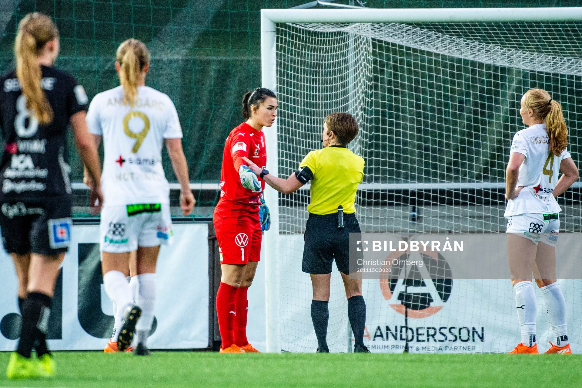 Rosengårds målvakt Zecira Musovic är upprörd på domaren