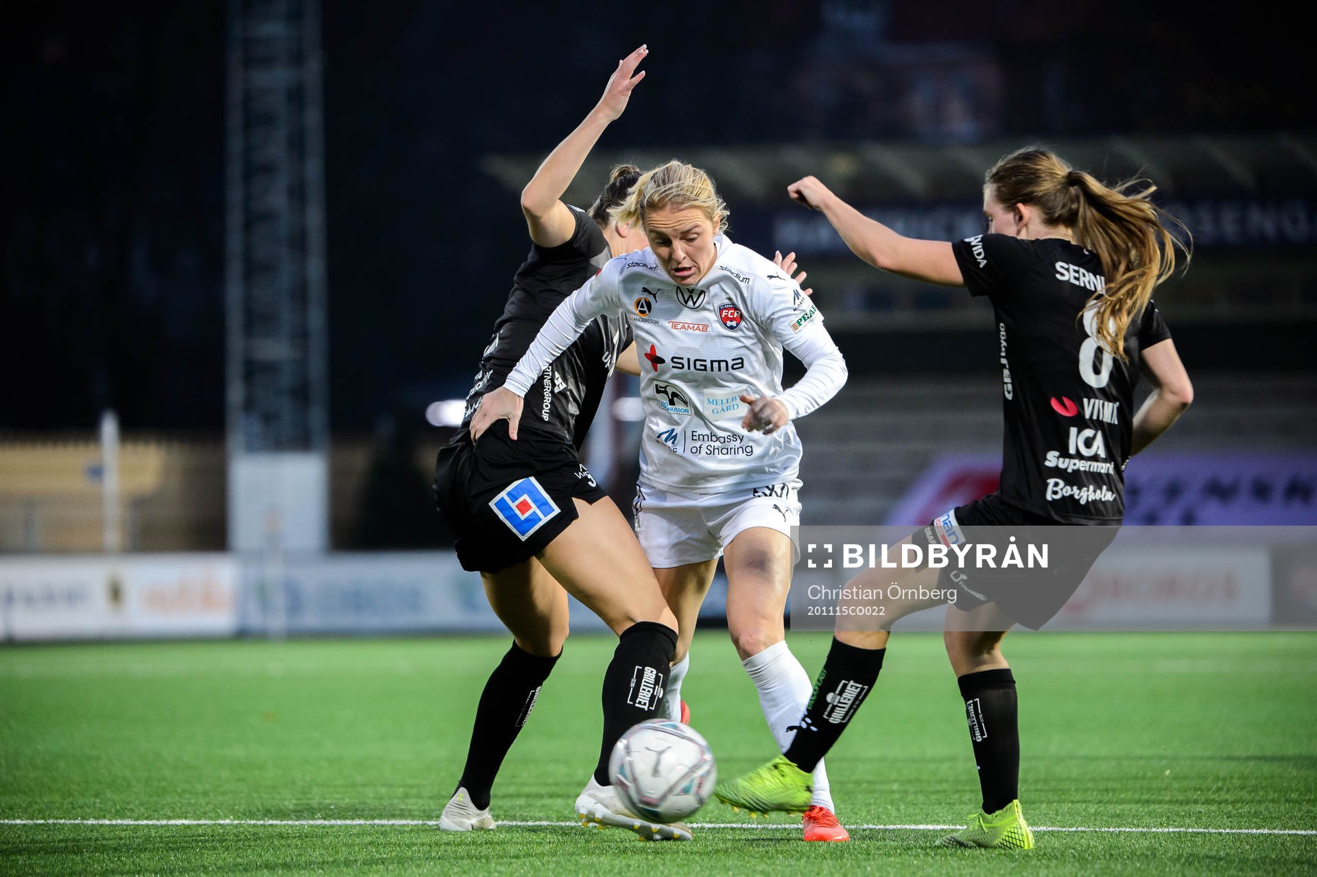 Rosengårds Mimmi Larsson i en kamp mot Växjös Jennie Nordin och Emelie Henriksen under fotbollsmatchen i Damallsvenskan mellan FC Rosengård och Växjö den 15 november 2020 i Malmö.