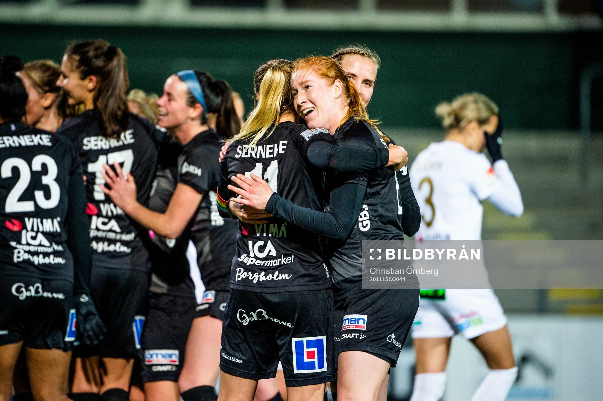 Växjös Emmi Alanen och Tilde Johansson jublar