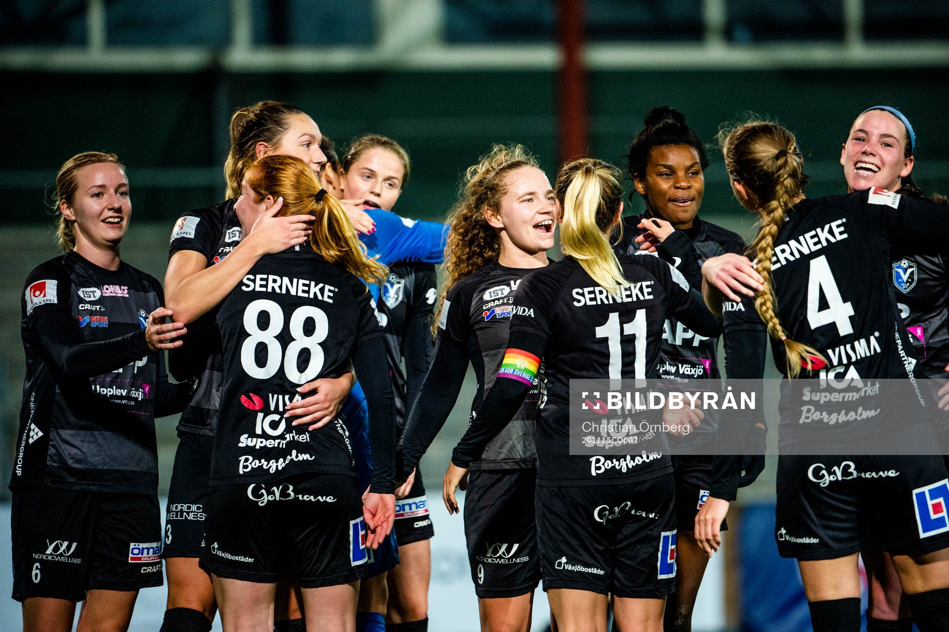 Växjös Signe Holt Andersen i mitten jublar med lagkamraterna efter vinsten i fotbollsmatchen i Damallsvenskan mellan FC Rosengård och Växjö den 15 november 2020 i Malmö.