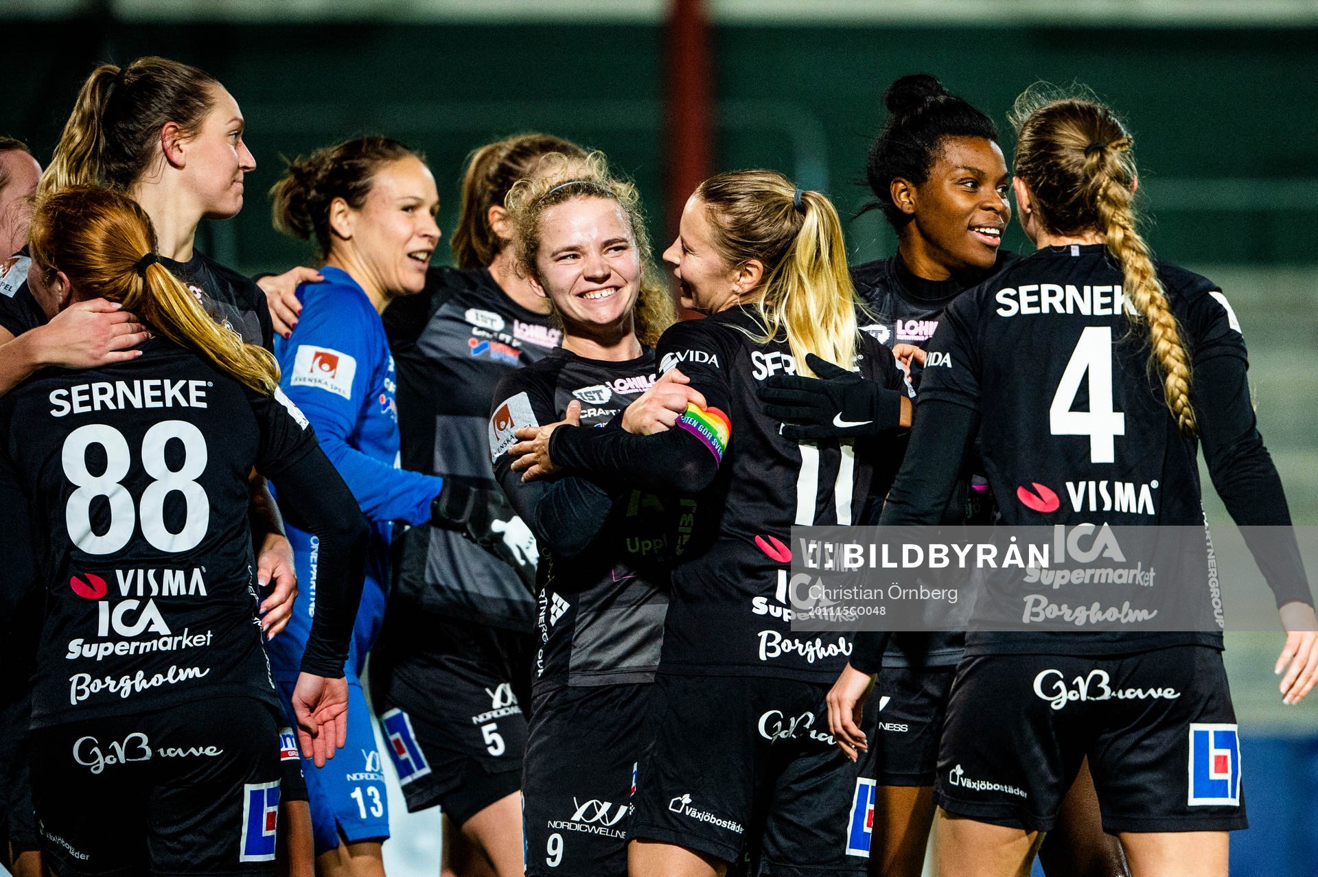 Växjös Signe Holt Andersen och Emmi Alanen i mitten