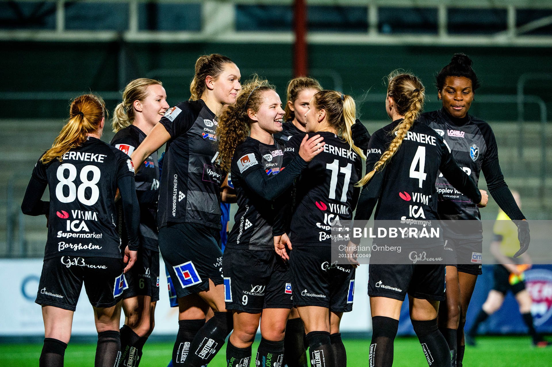 Växjös Signe Holt Andersen och Emmi Alanen i mitten