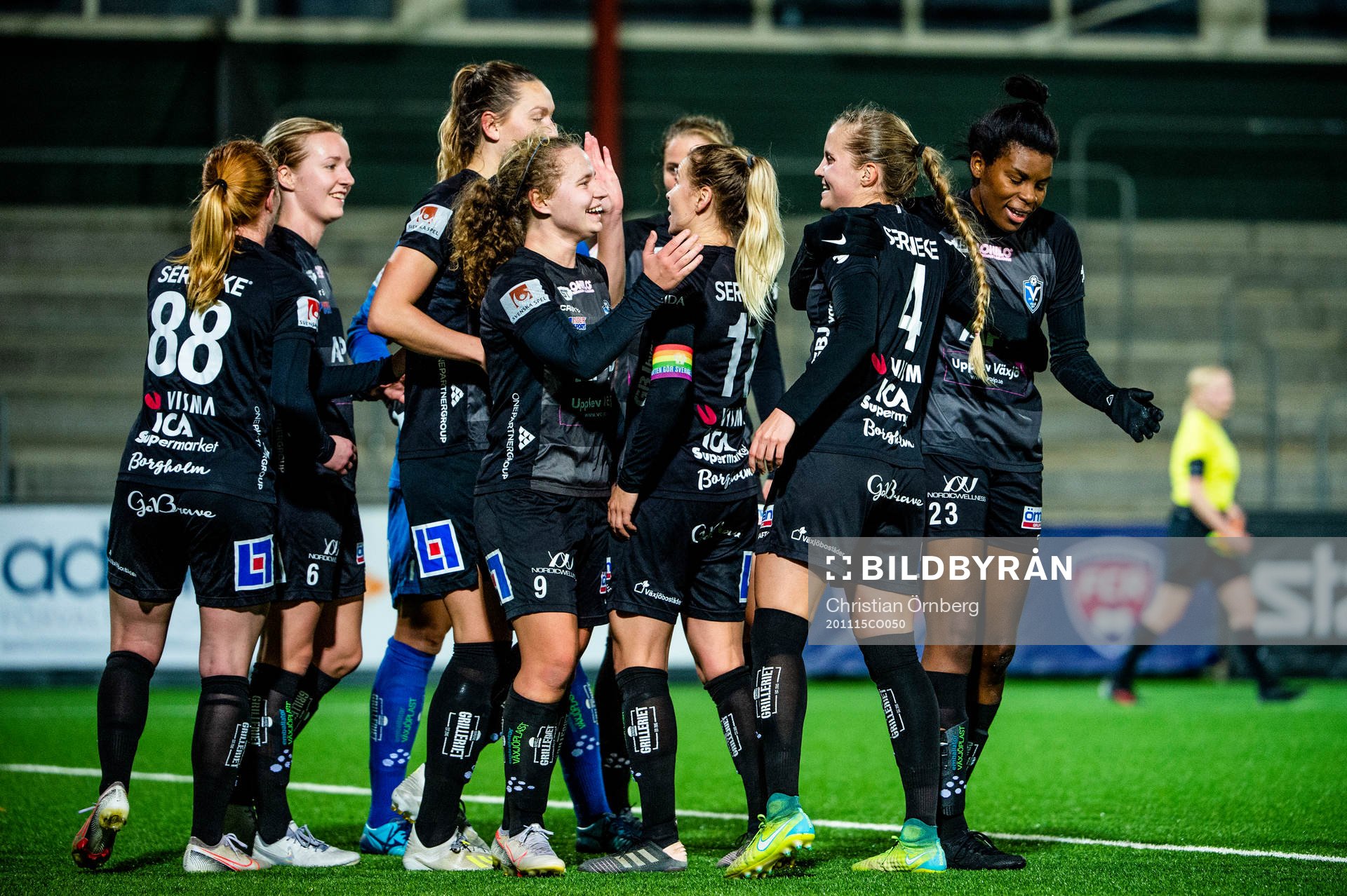 Växjös Signe Holt Andersen och Emmi Alanen i mitten