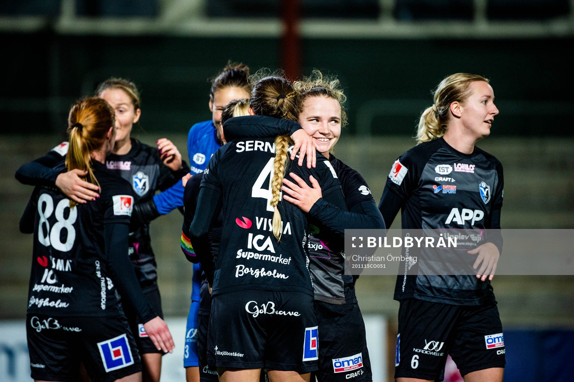 Växjös Signe Holt Andersen och Ria Öling i mitten jublar med lagkamraterna efter vinsten i fotbollsmatchen i Damallsvenskan mellan FC Rosengård och Växjö den 15 november 2020 i Malmö.
