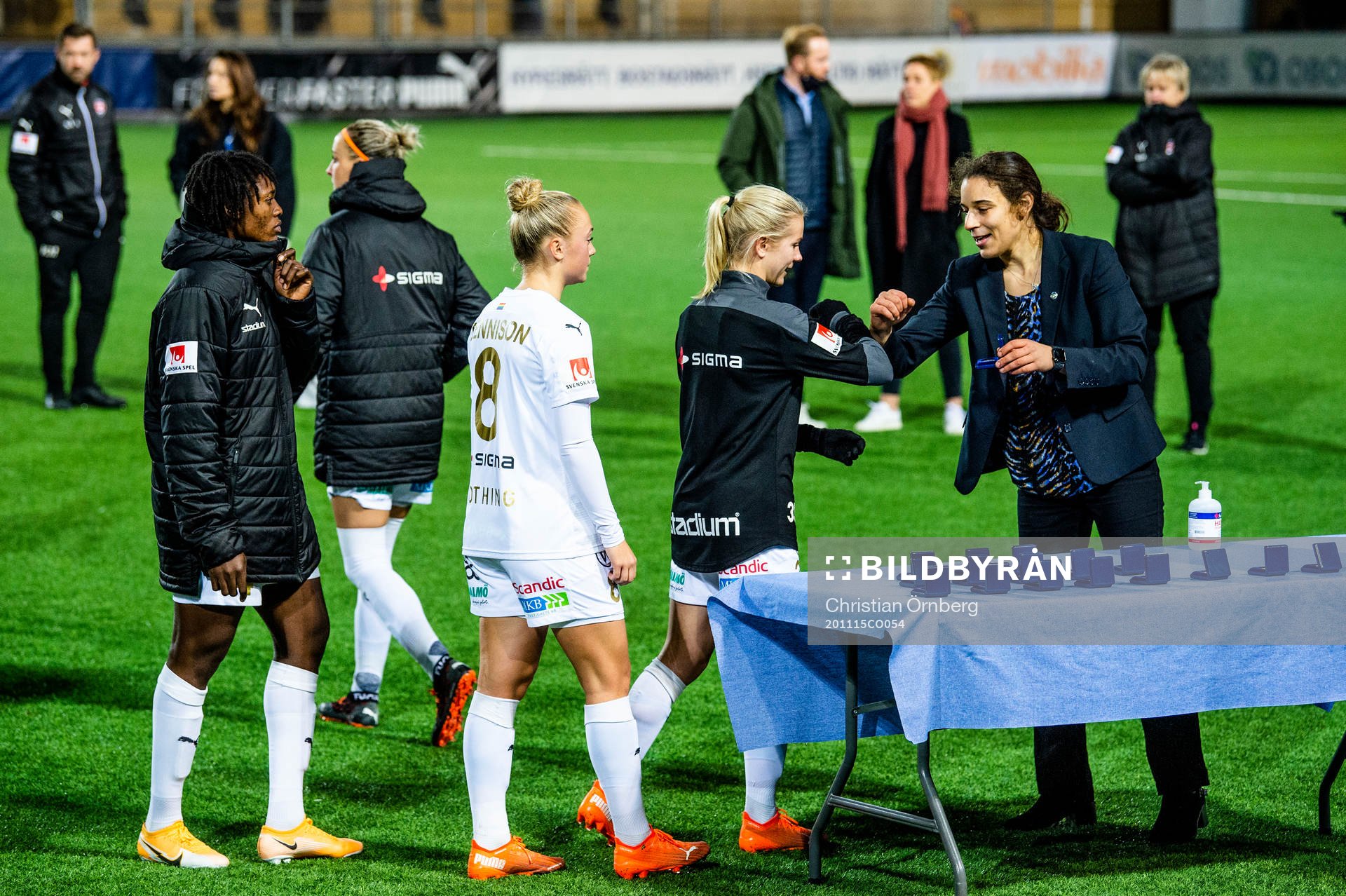 Rosengårds spelare tar emot silvret av fotbollsförbundets