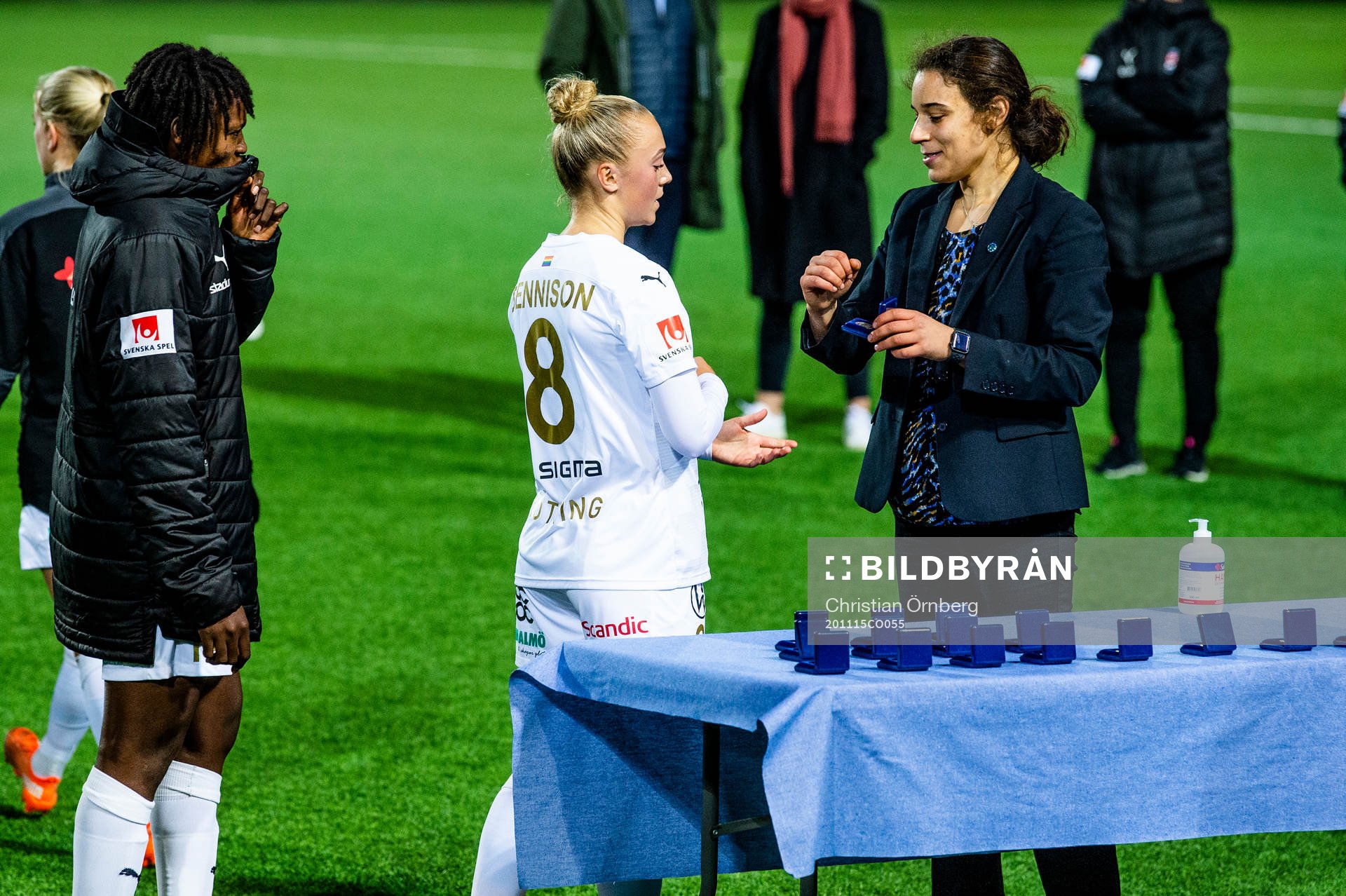 Rosengårds Hanna Bennison tar emot silvret av