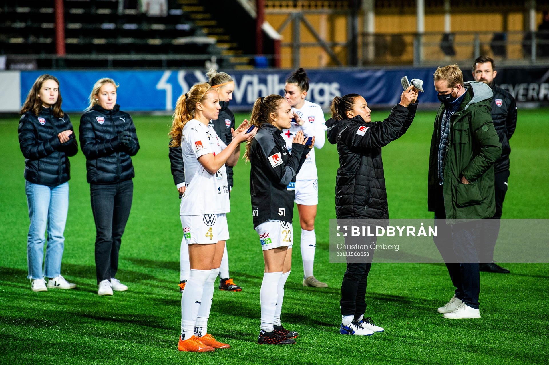 Rosengårds spelare deppar med lagkamraterna