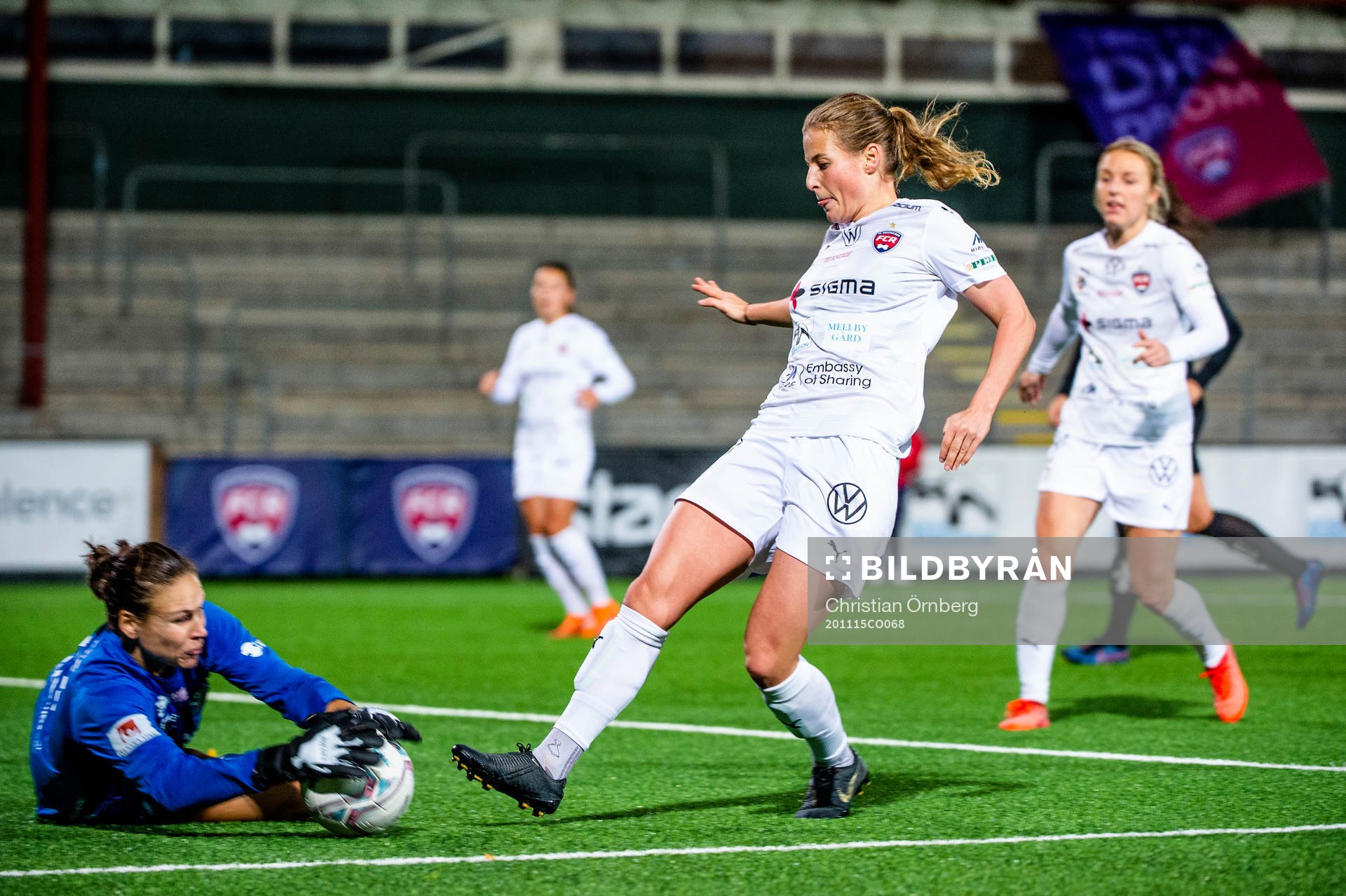Rosengårds Anna Anvegård mot Växjös målvakt Katlynn