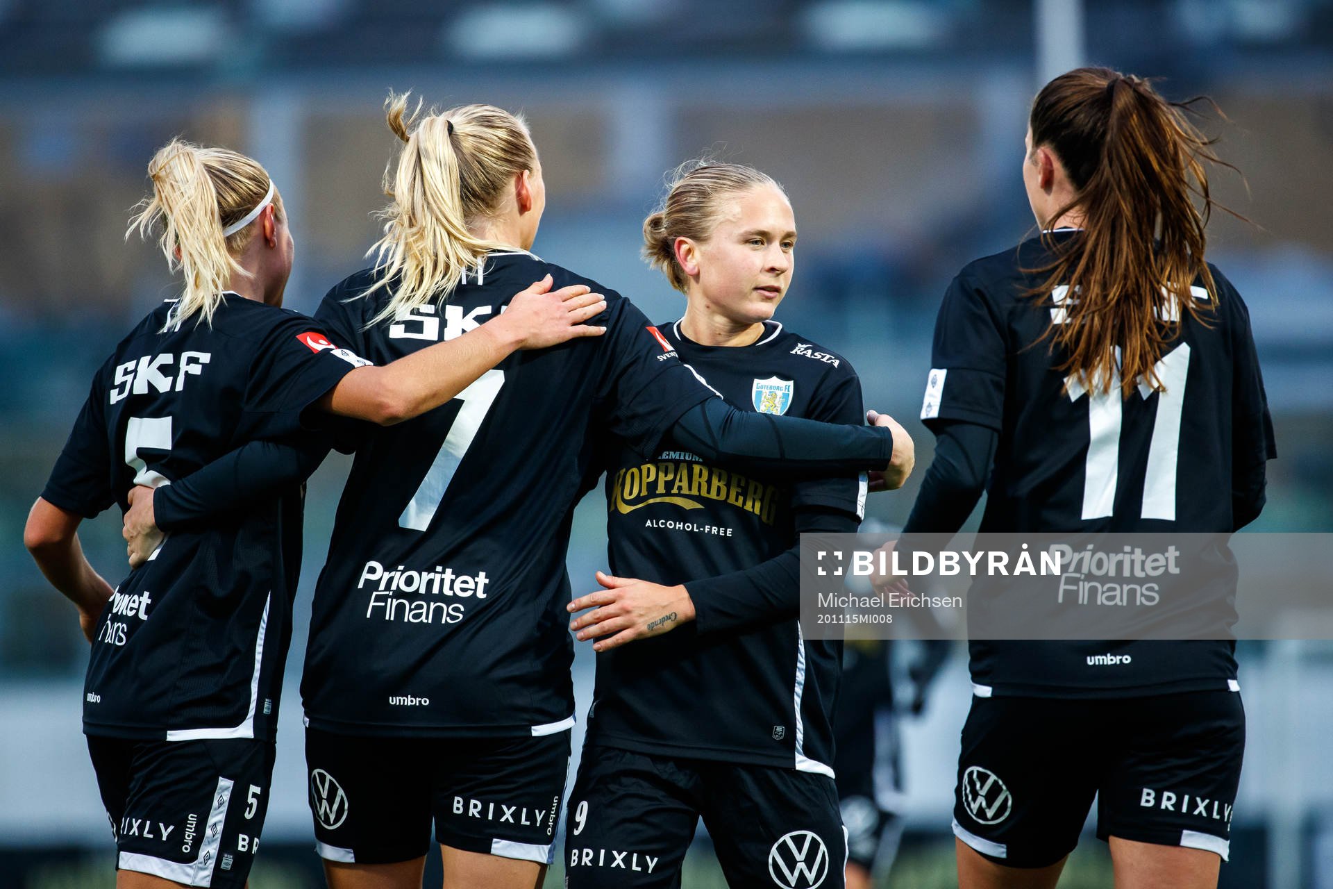 Göteborgs Stina Blackstenius jublar med Filippa Curmark efter 1-0 under fotbollsmatchen i Damallsvenskan mellan Kopparbergs/Göteborg och Vittsjö den 15 november 2020 i Göteborg.