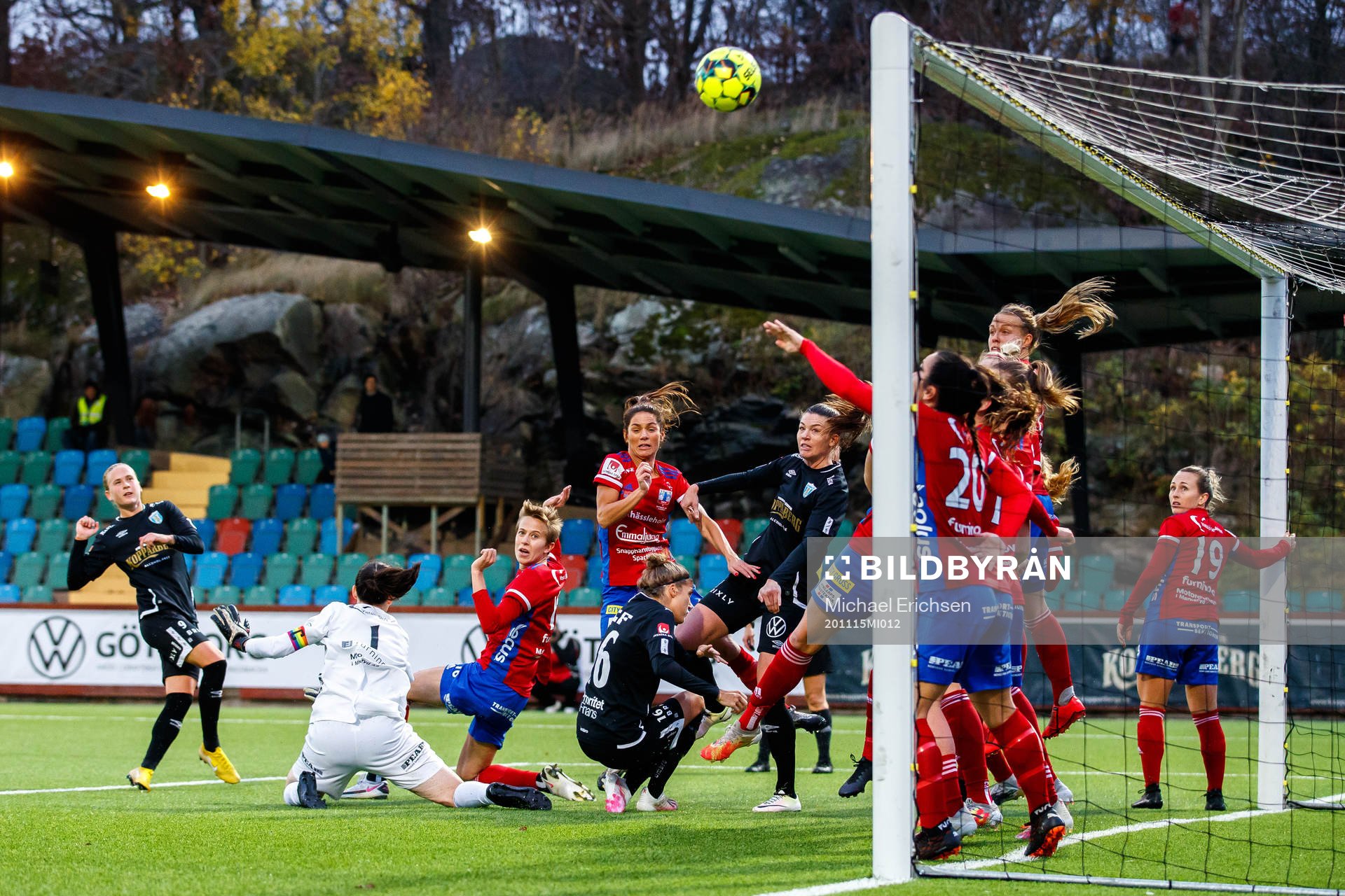 Göteborgs Filippa Curmark med en frispark i straffområdet