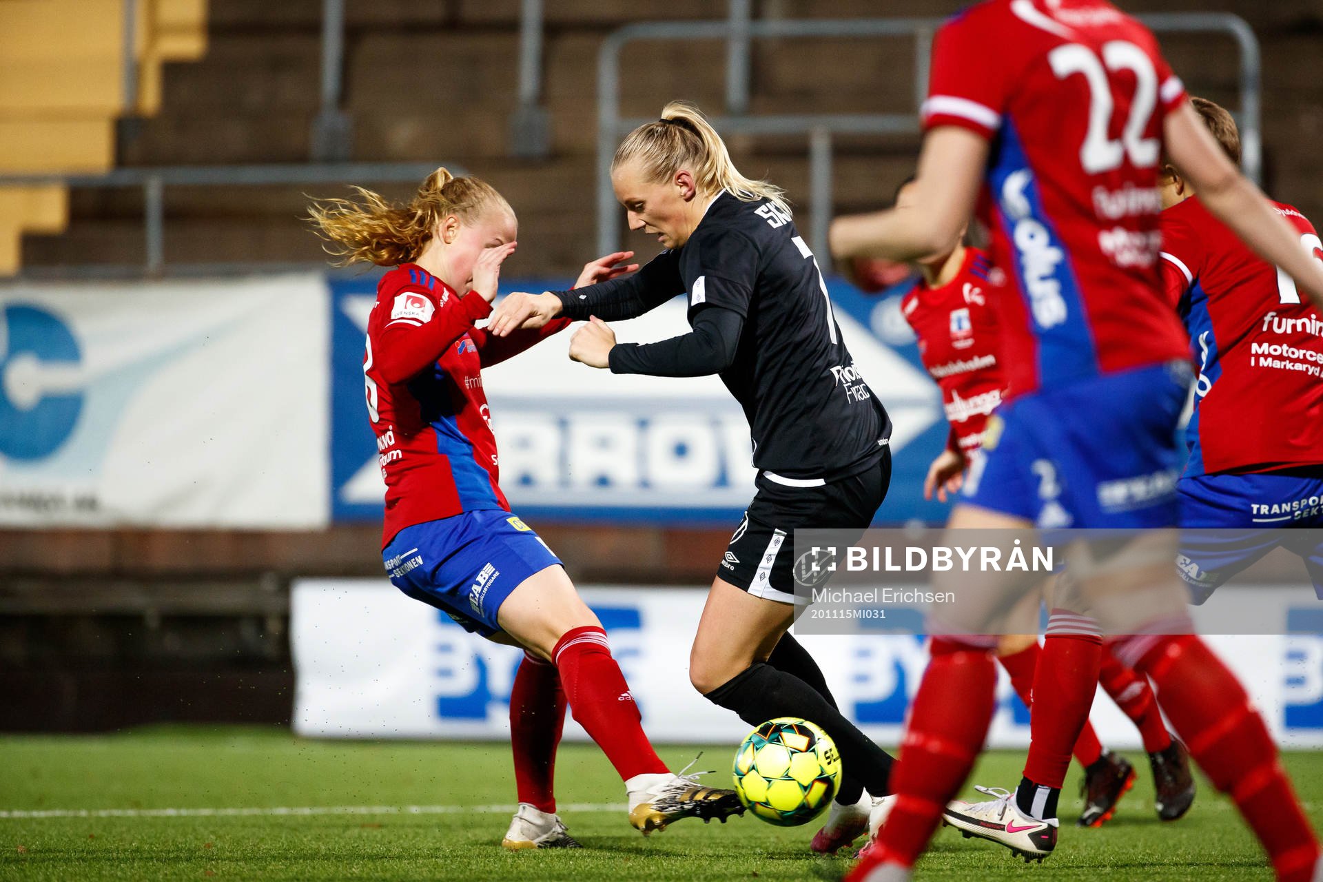 Vittsjös Ebba Wieder och Göteborgs Stina Blackstenius under fotbollsmatchen i Damallsvenskan mellan Kopparbergs/Göteborg och Vittsjö den 15 november 2020 i Göteborg.