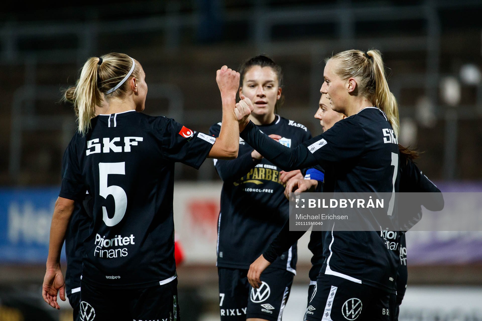Göteborgs Emma Koivisto och Stina Blackstenius jublar
