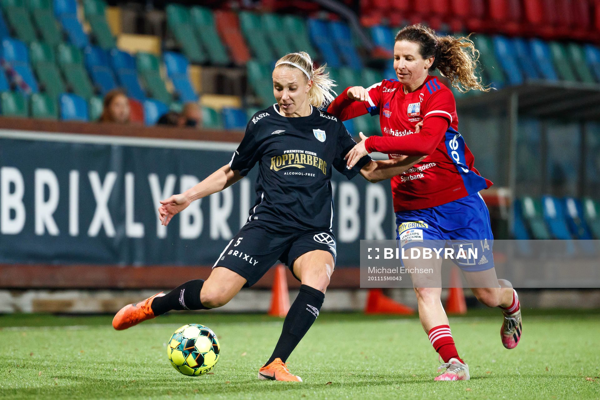 Göteborgs Emma Koivisto och Vittsjös Elizabeth Eddy under fotbollsmatchen i Damallsvenskan mellan Kopparbergs/Göteborg och Vittsjö den 15 november 2020 i Göteborg.